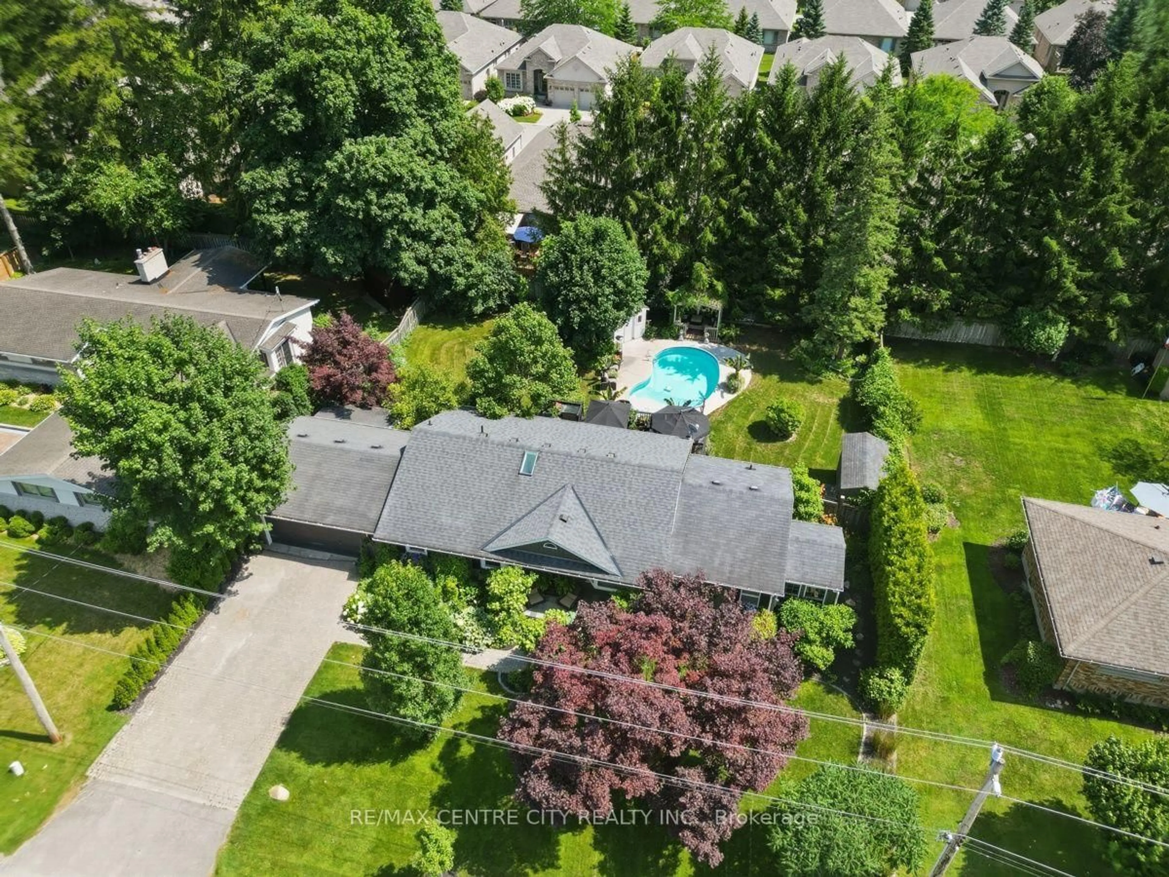 A pic from outside/outdoor area/front of a property/back of a property/a pic from drone, street for 7 Northcrest Dr, London North Ontario N5X 3V7