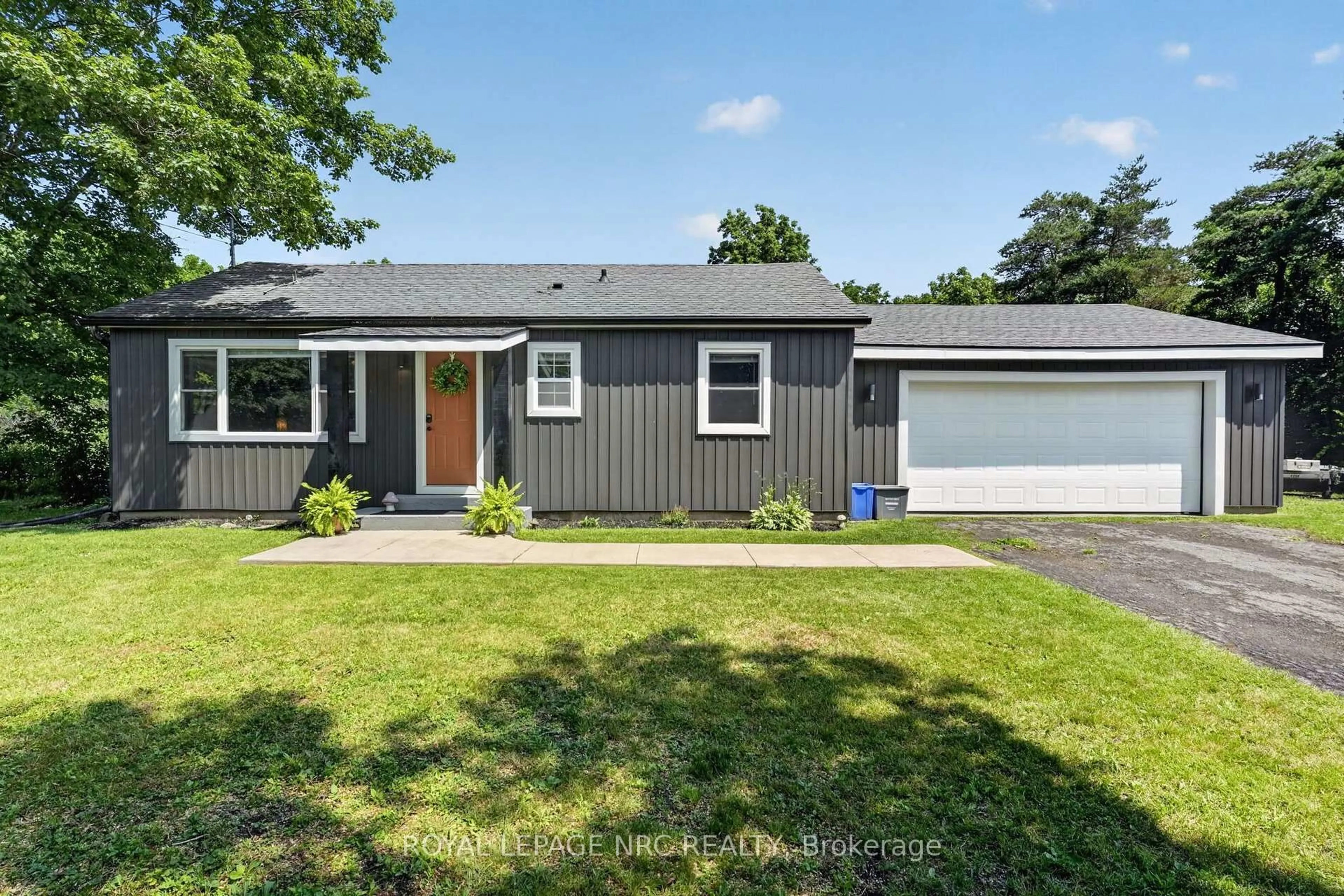 Home with vinyl exterior material, street for 2944 Portage Tr, Fort Erie Ontario L0S 1N0