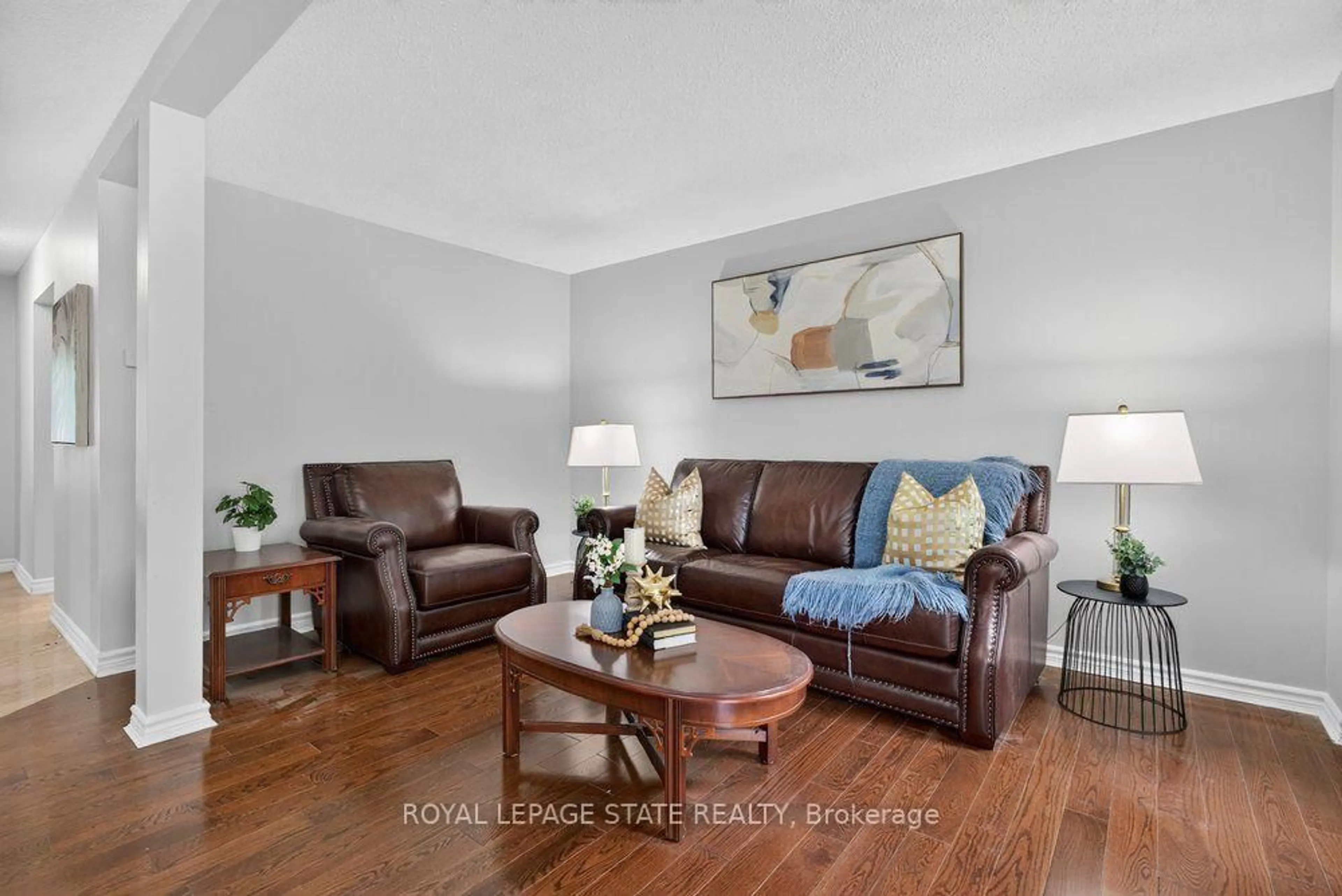 Living room with furniture, unknown for 138 Memorial Ave, Hamilton Ontario L8G 4C7