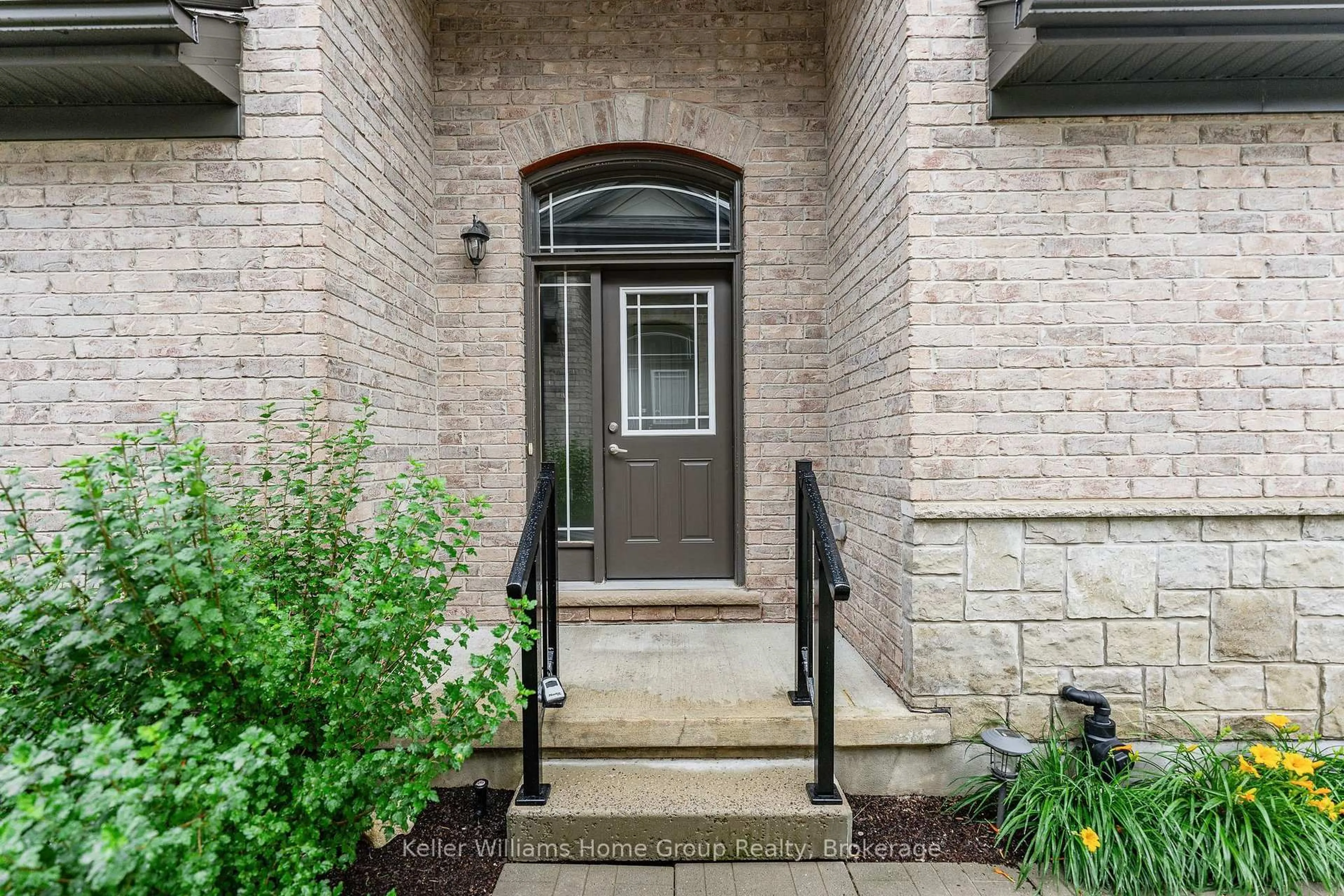 Indoor entryway for 96 Aberdeen St, Centre Wellington Ontario N1M 0B8