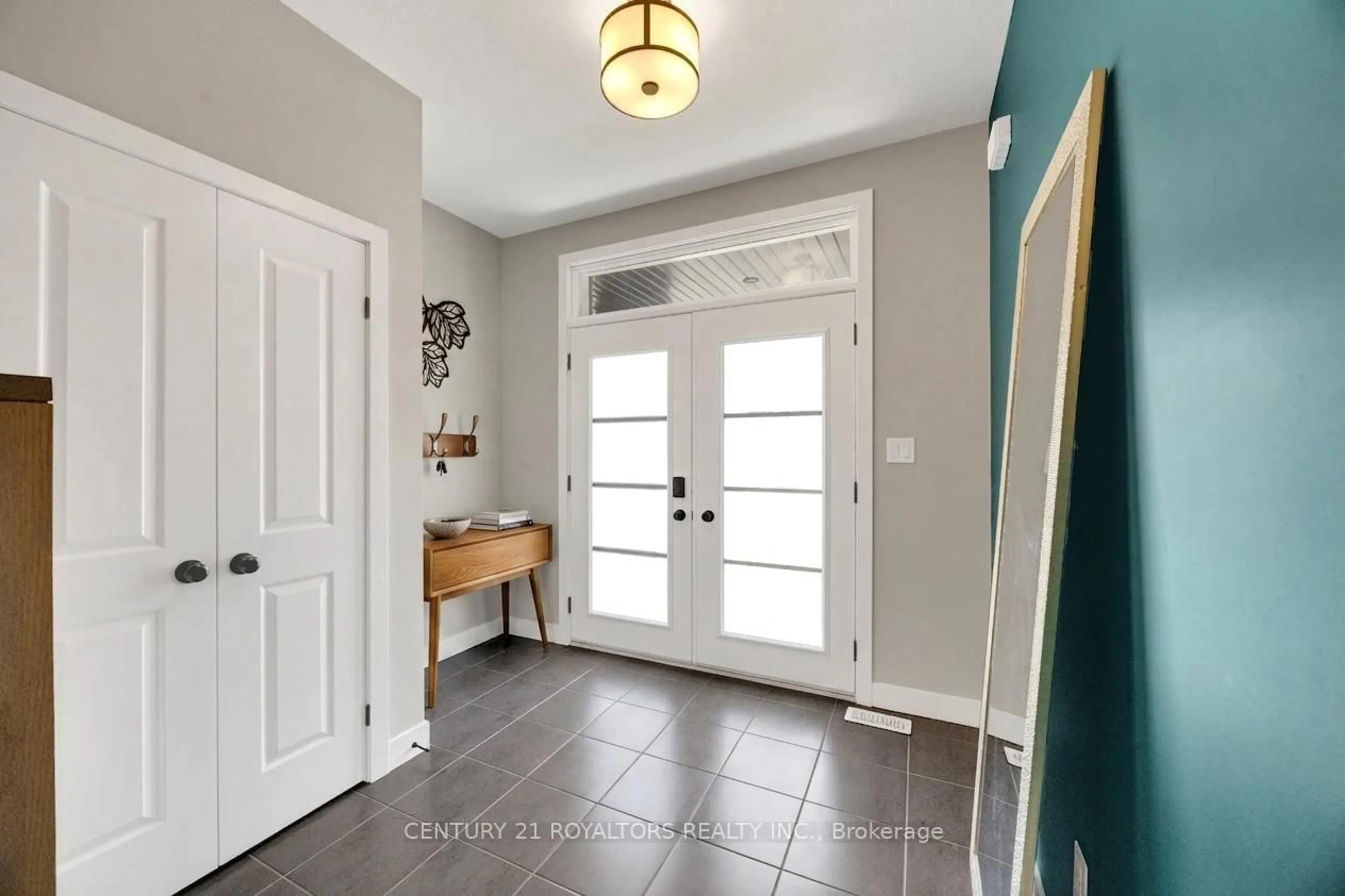Indoor entryway for 6 Sutherland Cres, Ingersoll Ontario N5C 0E3