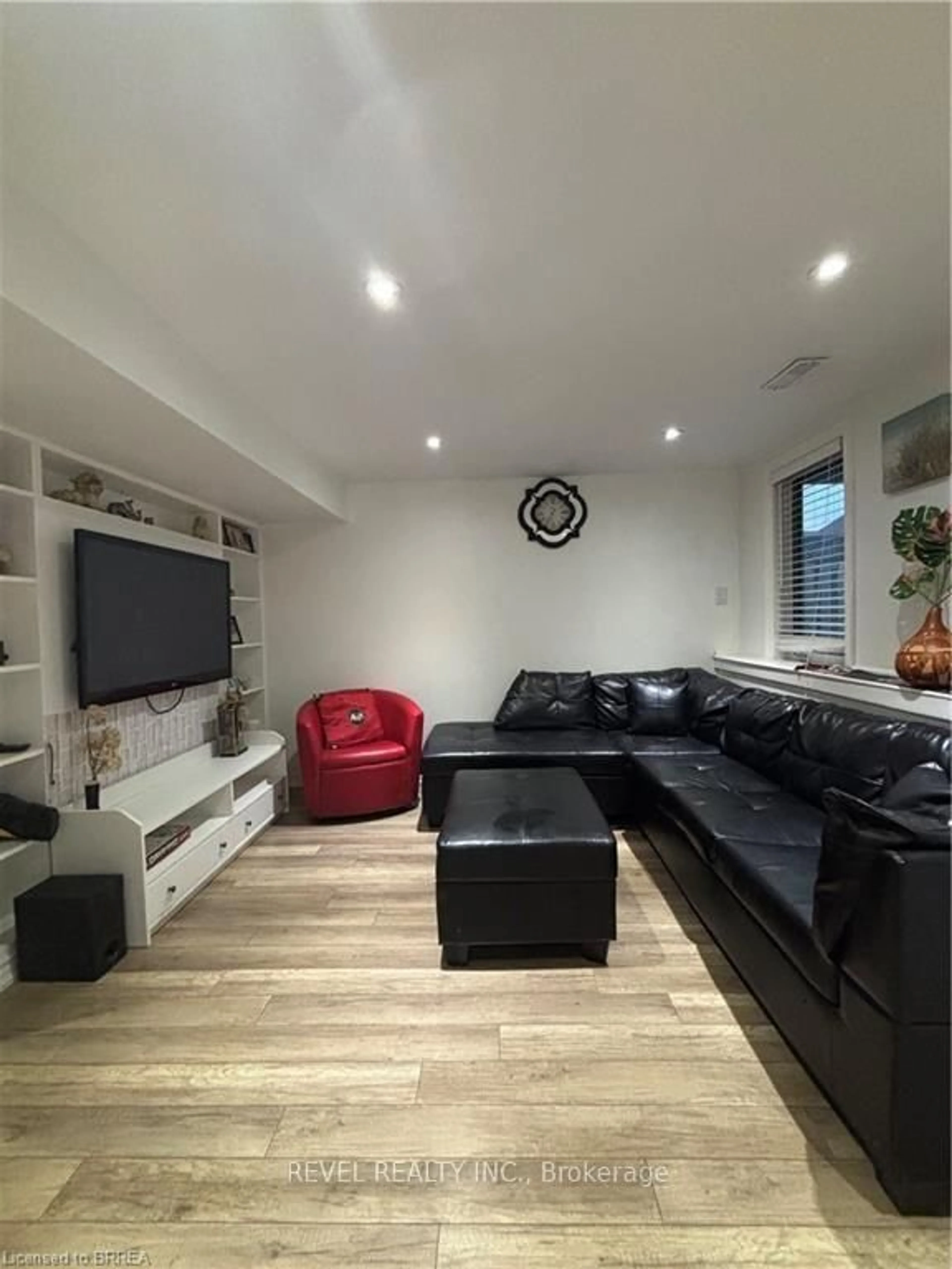Living room with furniture, unknown for 252 Berry St, Shelburne Ontario L9V 3E1