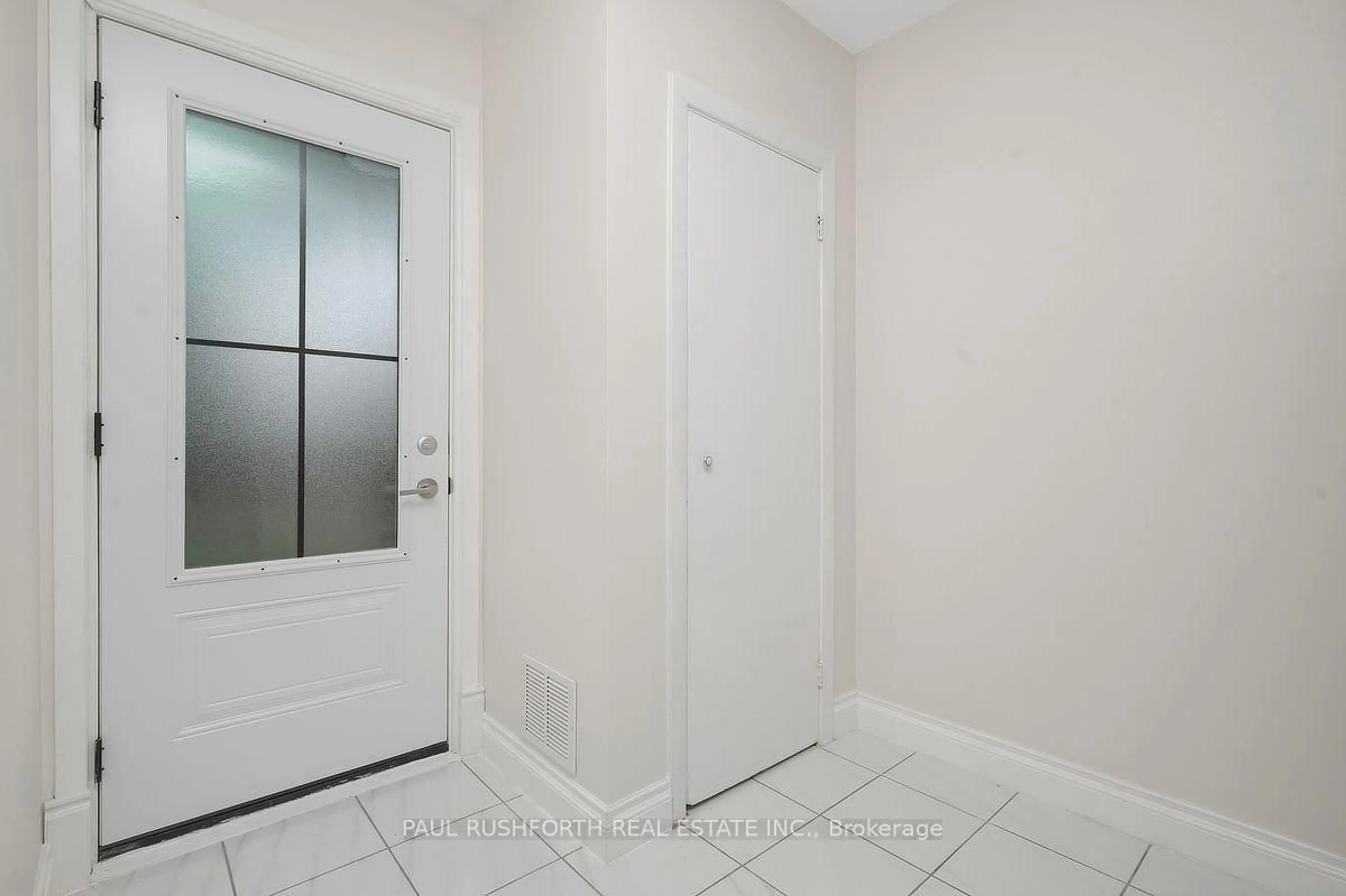Indoor entryway for 2418 Clementine Blvd, Ottawa Ontario K1V 8E2