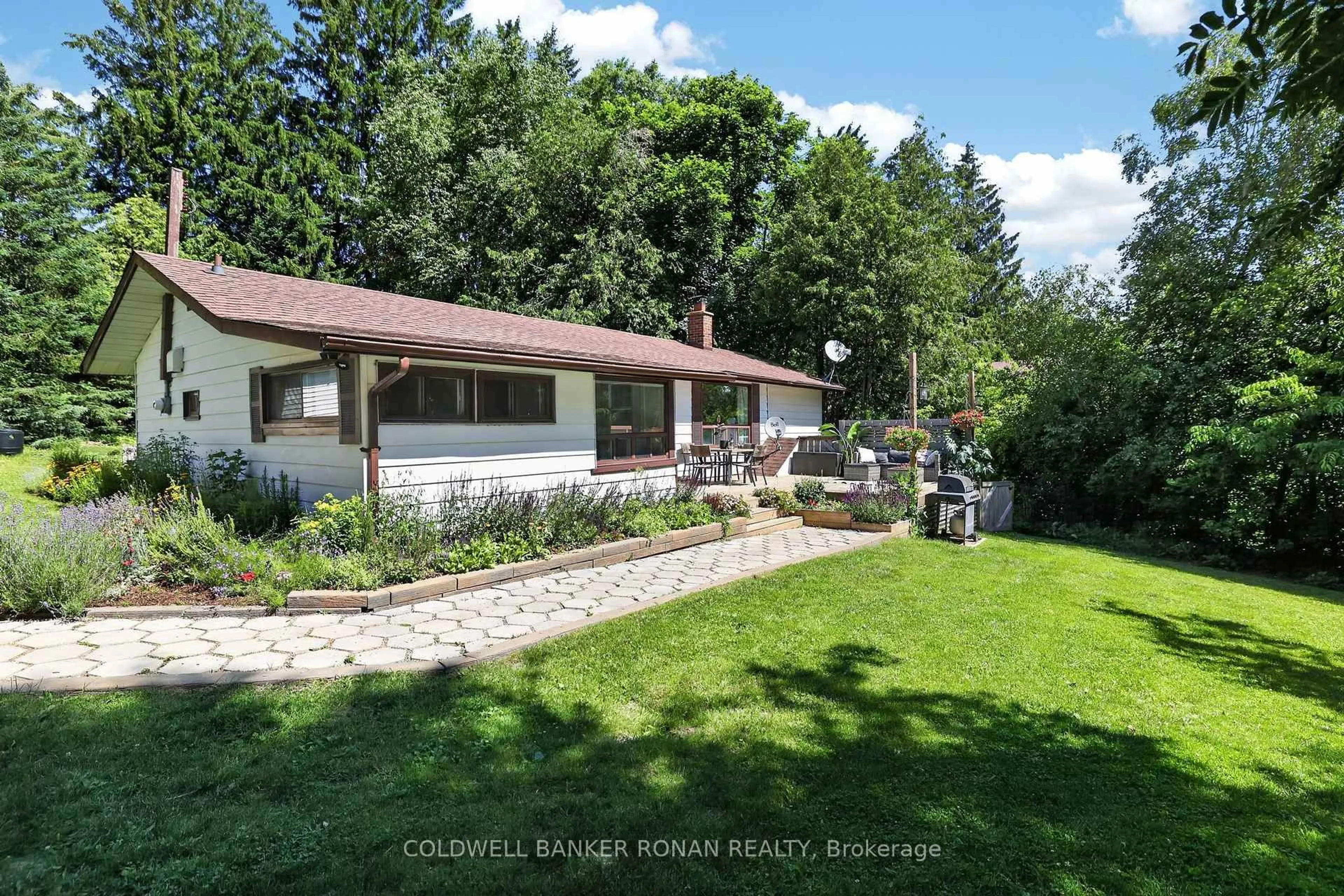 A pic from outside/outdoor area/front of a property/back of a property/a pic from drone, unknown for 16 Dean Rd, Mulmur Ontario L9V 3E7