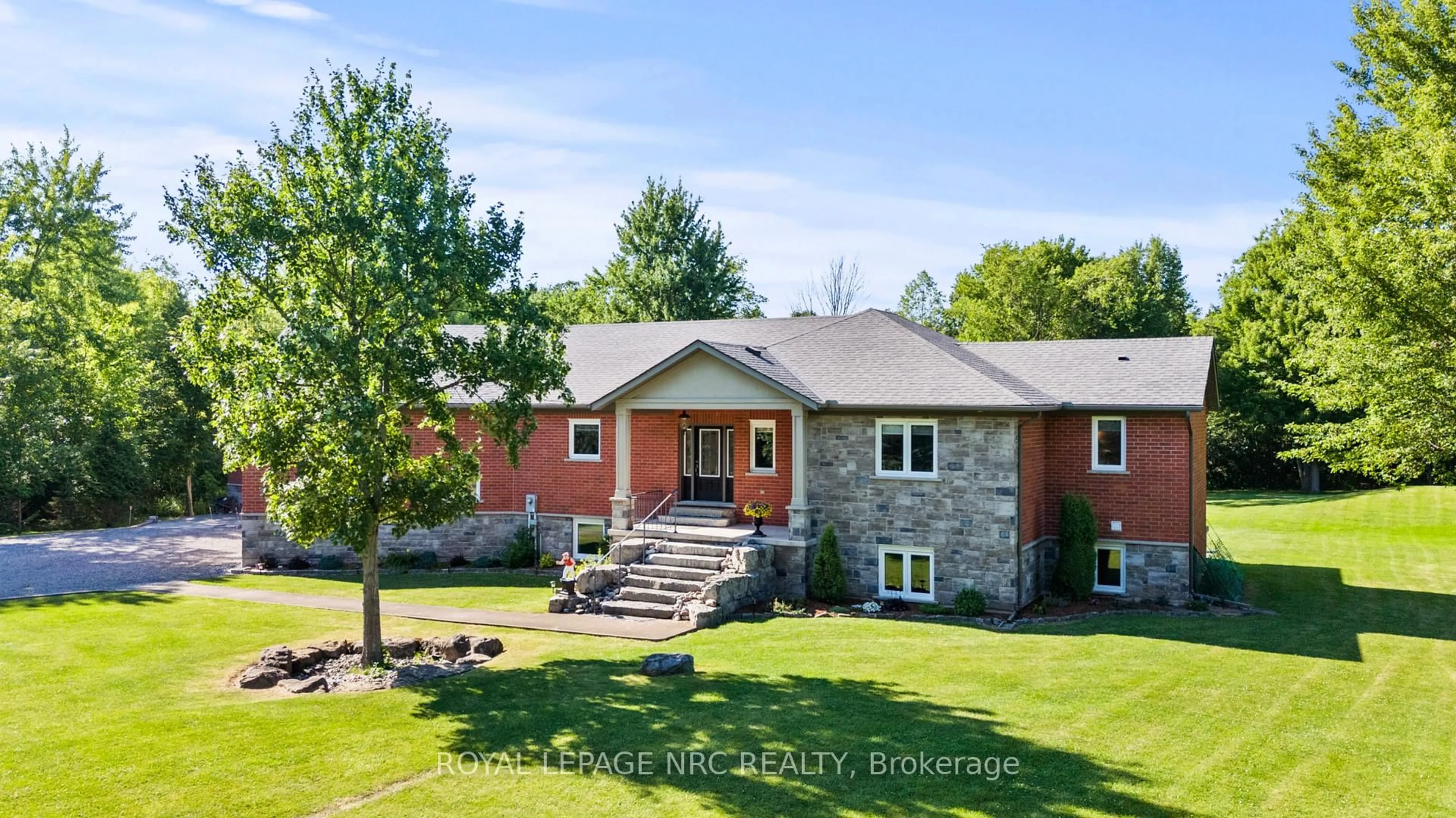 A pic from outside/outdoor area/front of a property/back of a property/a pic from drone, unknown for 3343 Miller Rd, Niagara Falls Ontario L2G 0N3