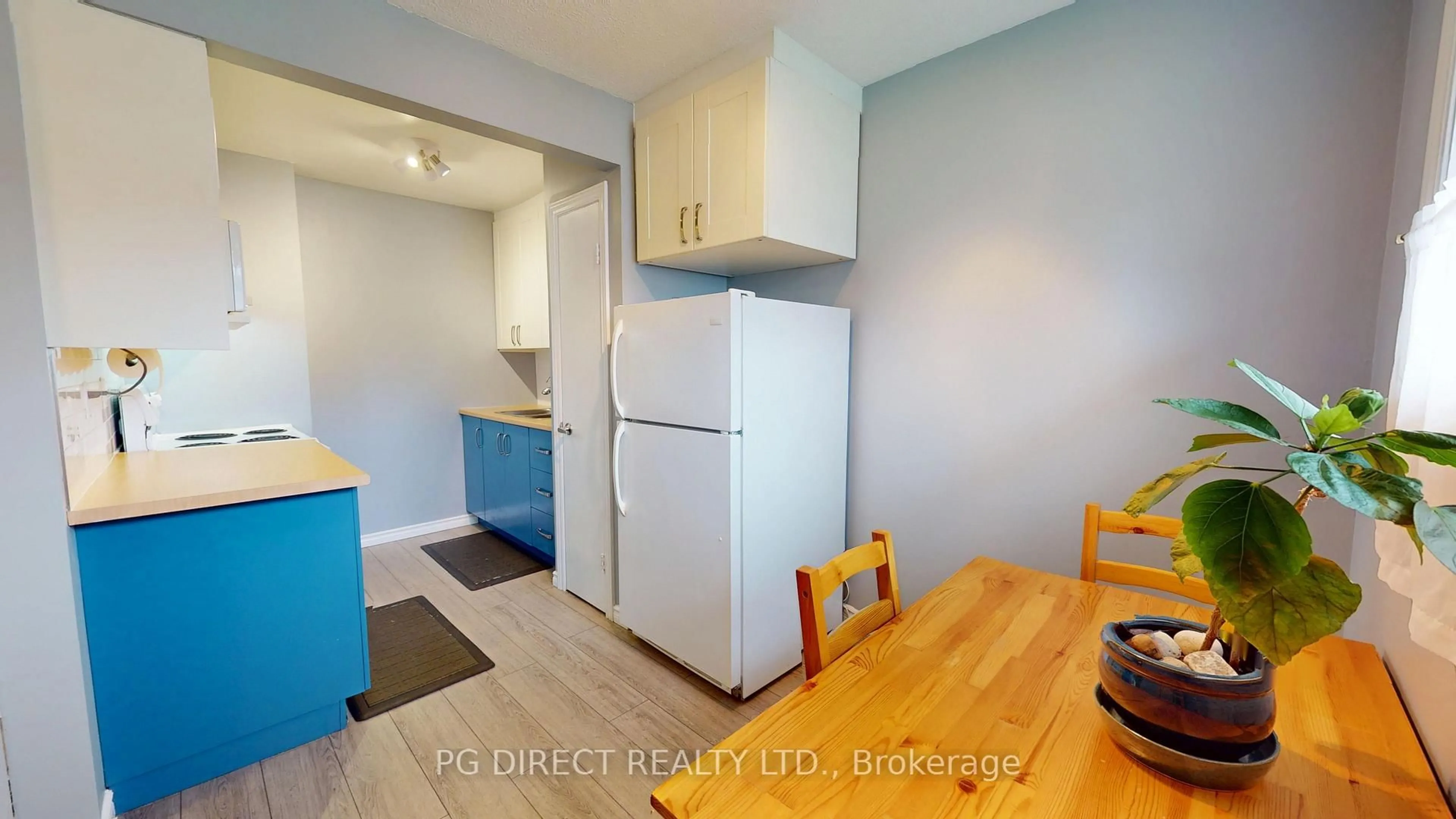 Standard kitchen, wood/laminate floor for 222H Harvard Pl, Waterloo Ontario N2J 4G2