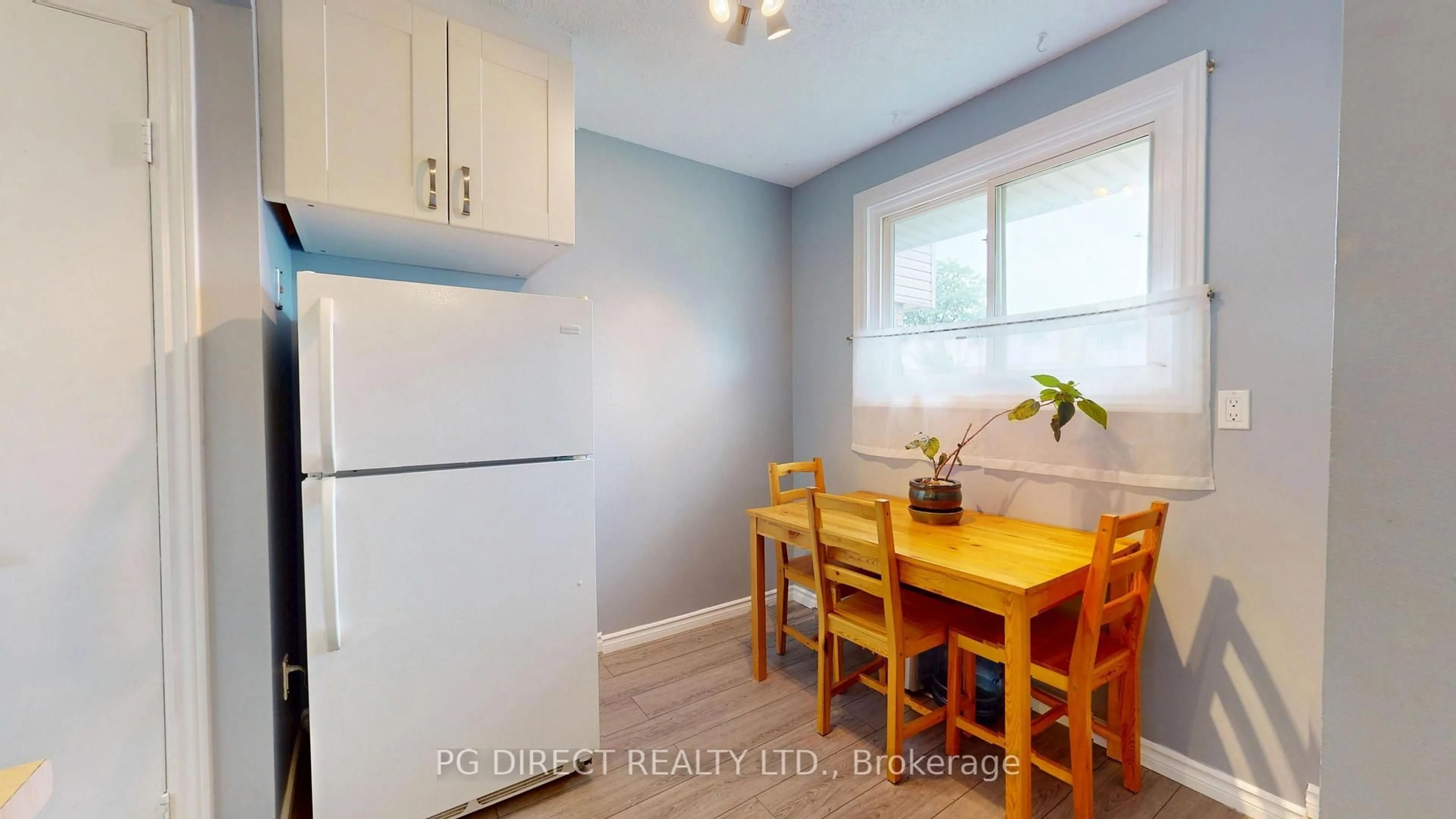 Standard kitchen, wood/laminate floor for 222H Harvard Pl, Waterloo Ontario N2J 4G2