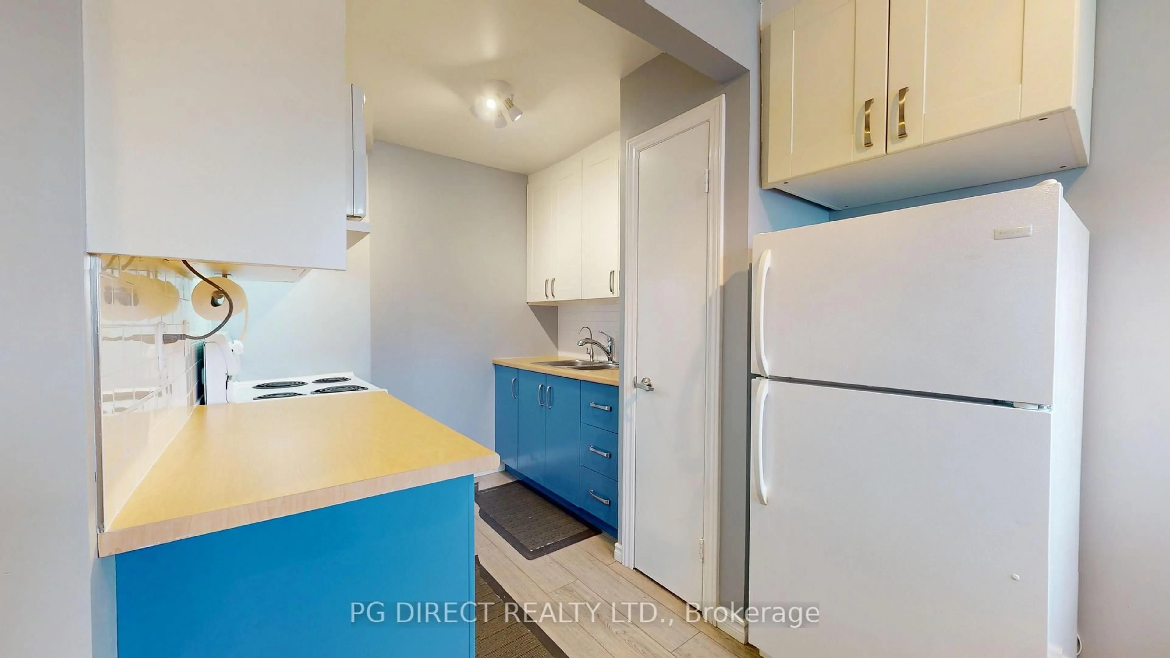 Standard kitchen, unknown for 222H Harvard Pl, Waterloo Ontario N2J 4G2