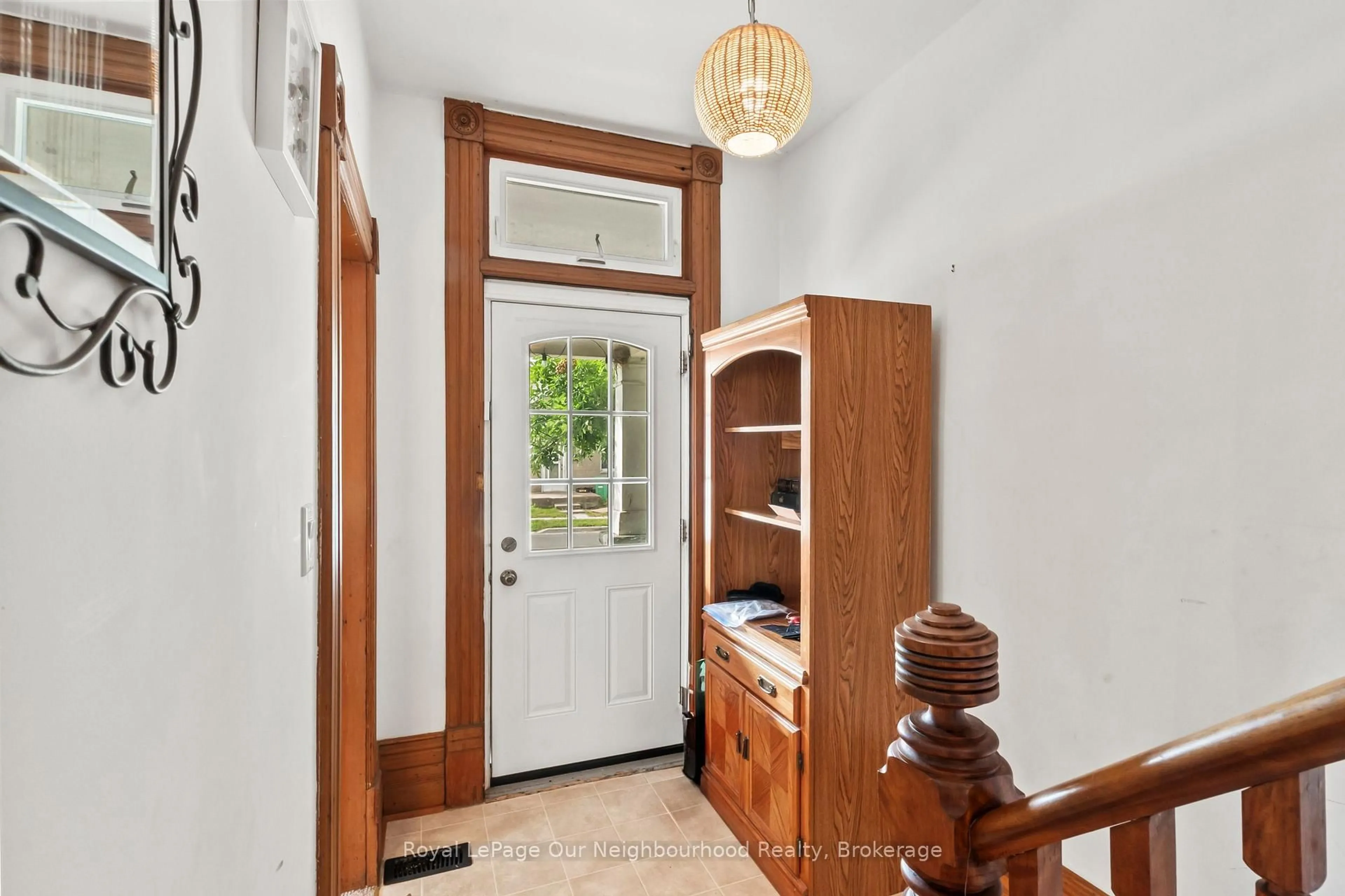 Indoor entryway for 260 Westcott St, Peterborough Ontario K9J 2H1