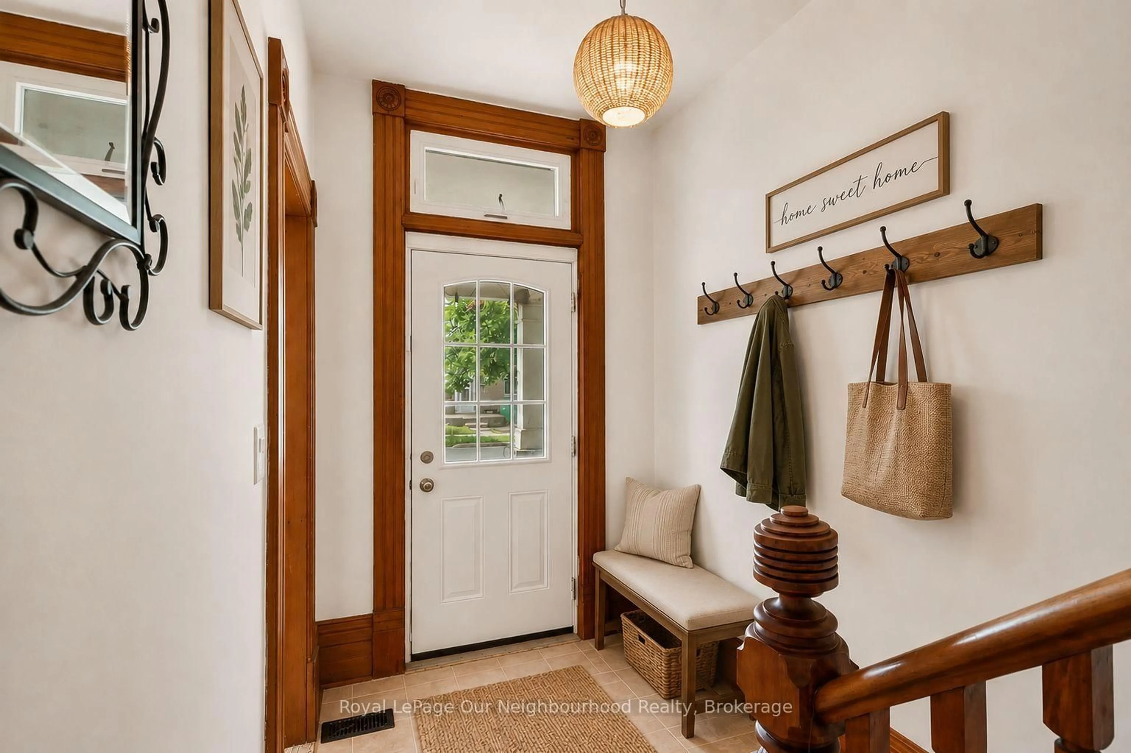 Indoor entryway for 260 Westcott St, Peterborough Ontario K9J 2H1