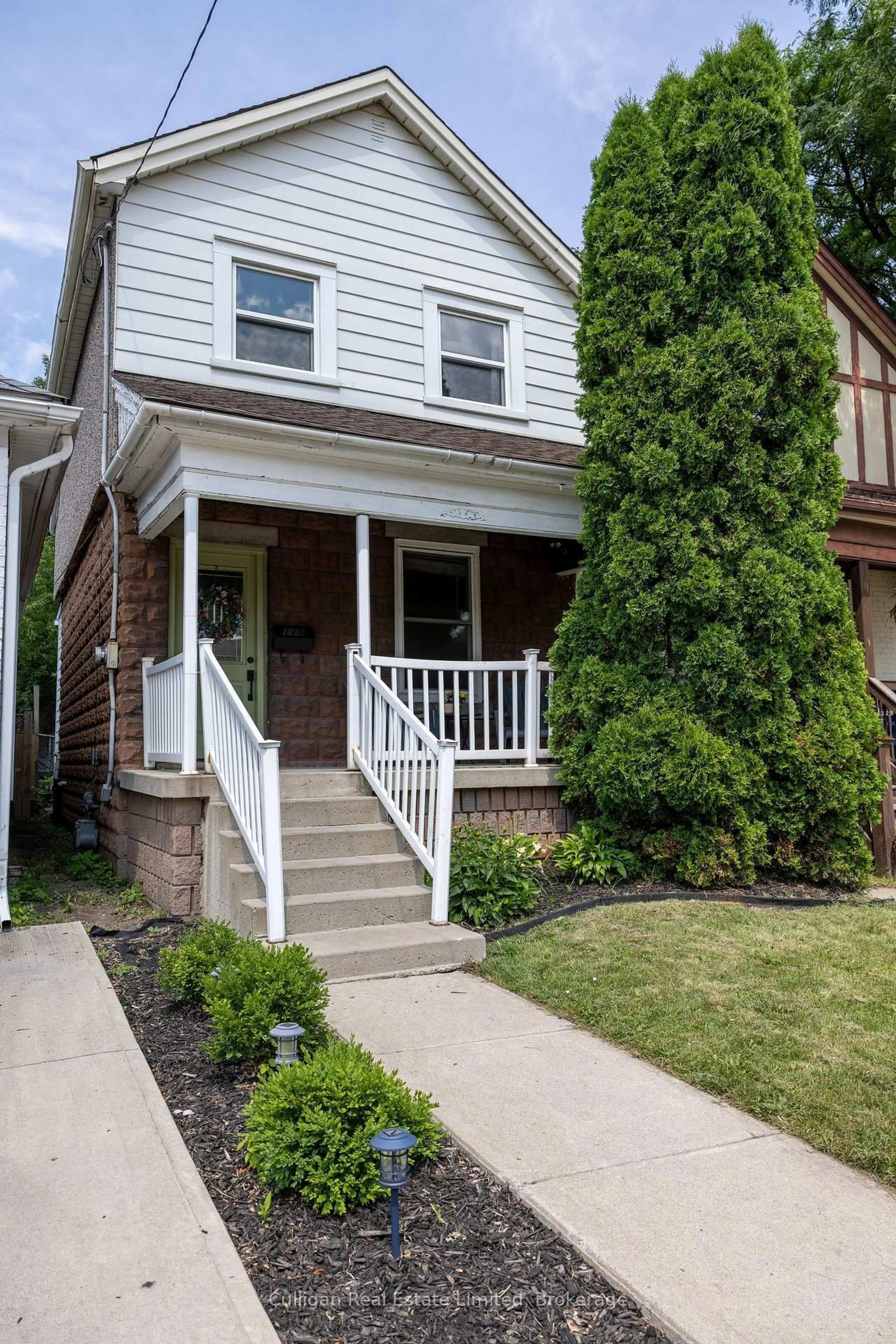 Home with vinyl exterior material, street for 115 London St, Hamilton Ontario L8H 4B4