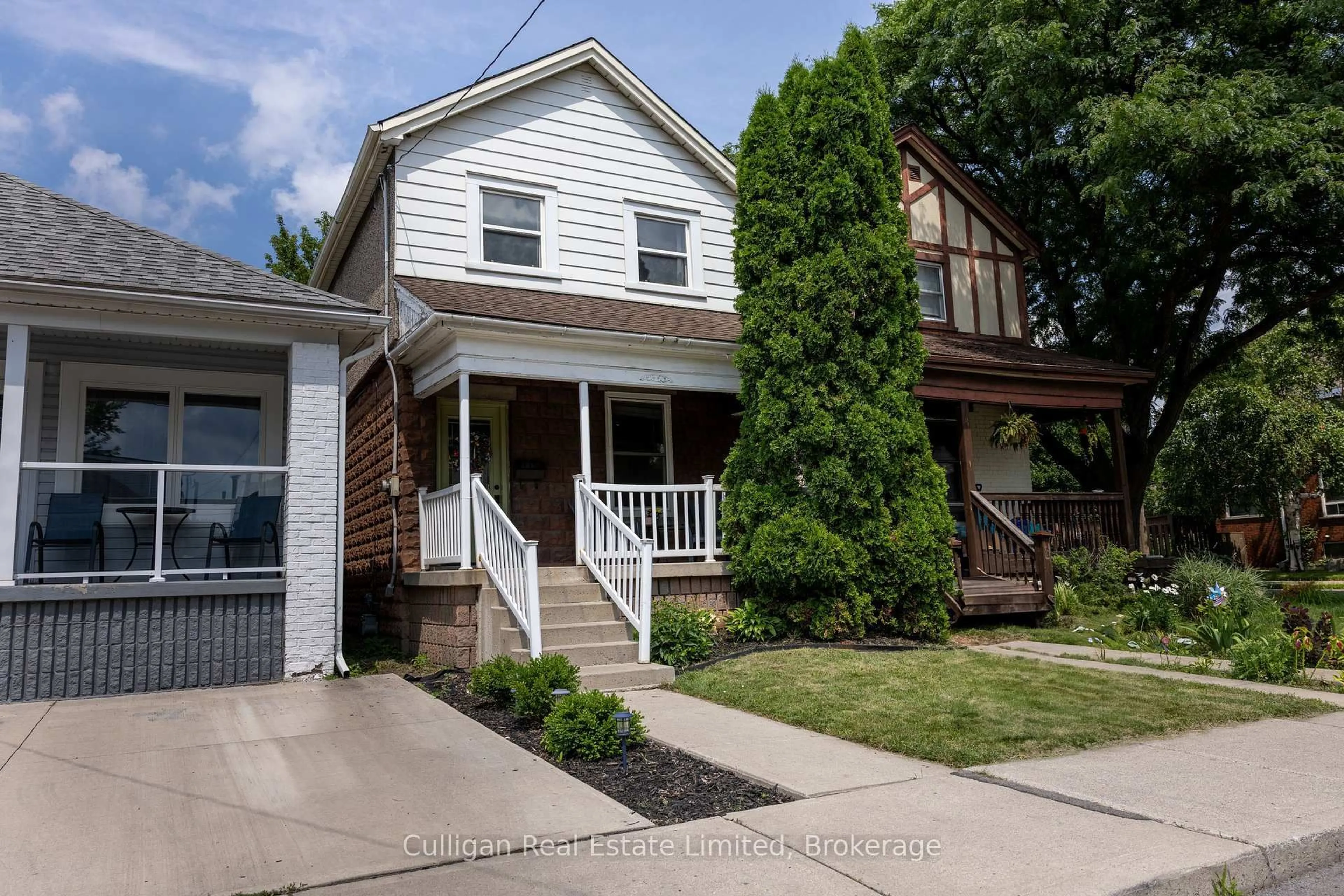 Home with vinyl exterior material, street for 115 London St, Hamilton Ontario L8H 4B4