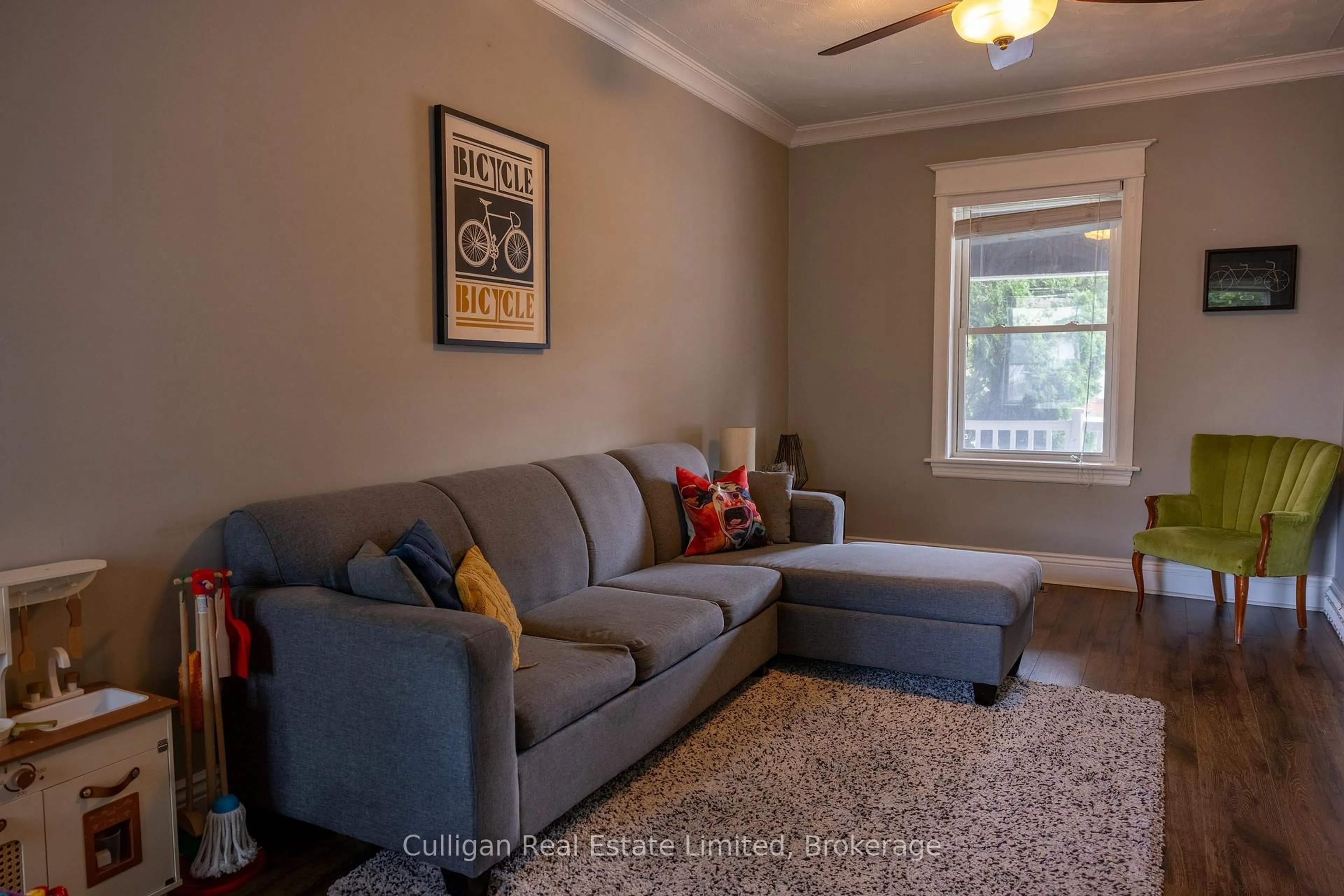 Living room with furniture, carpet floor for 115 London St, Hamilton Ontario L8H 4B4