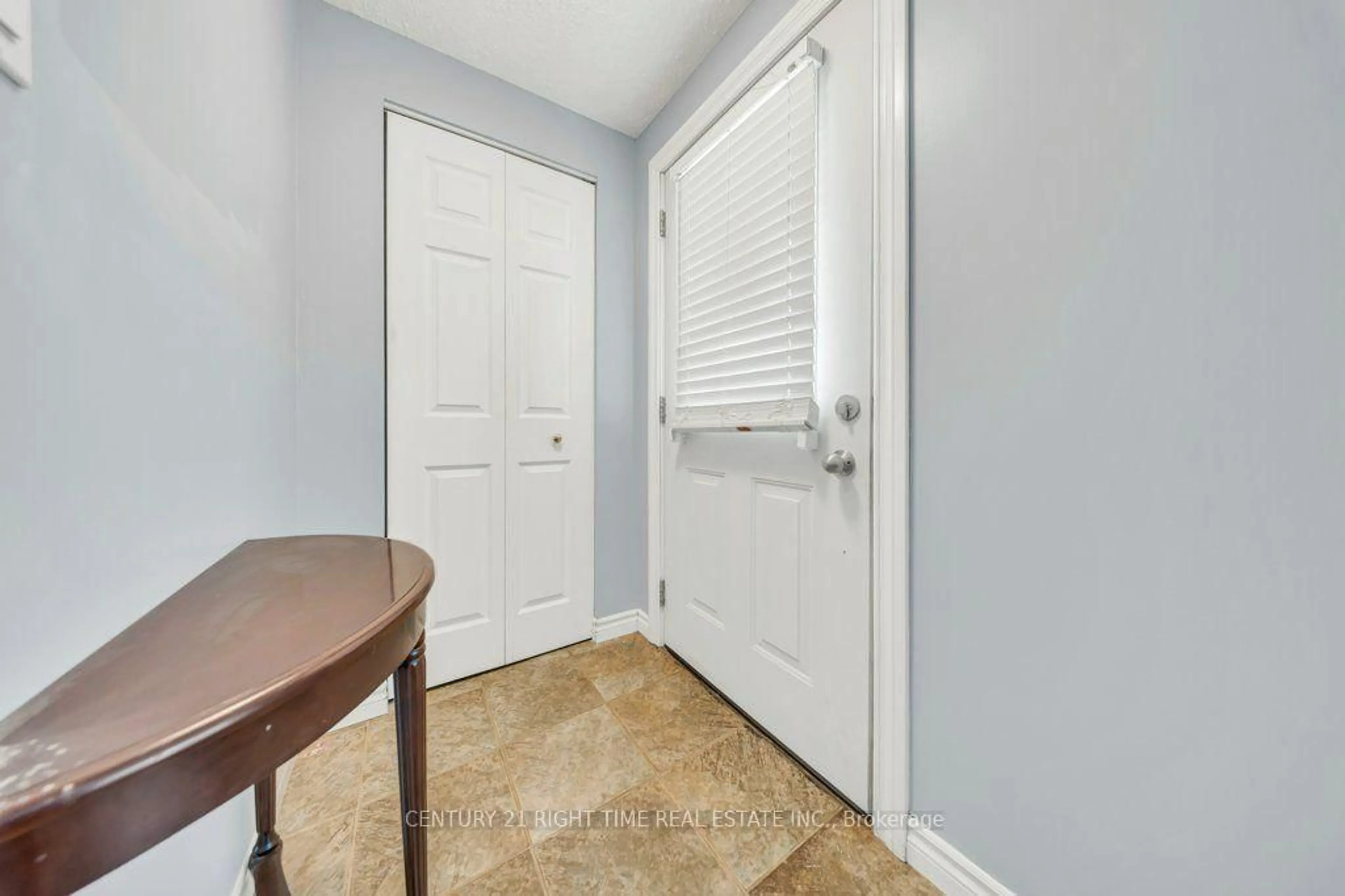 Indoor entryway for 959 Langs Circ, Waterloo Ontario N3H 5E6