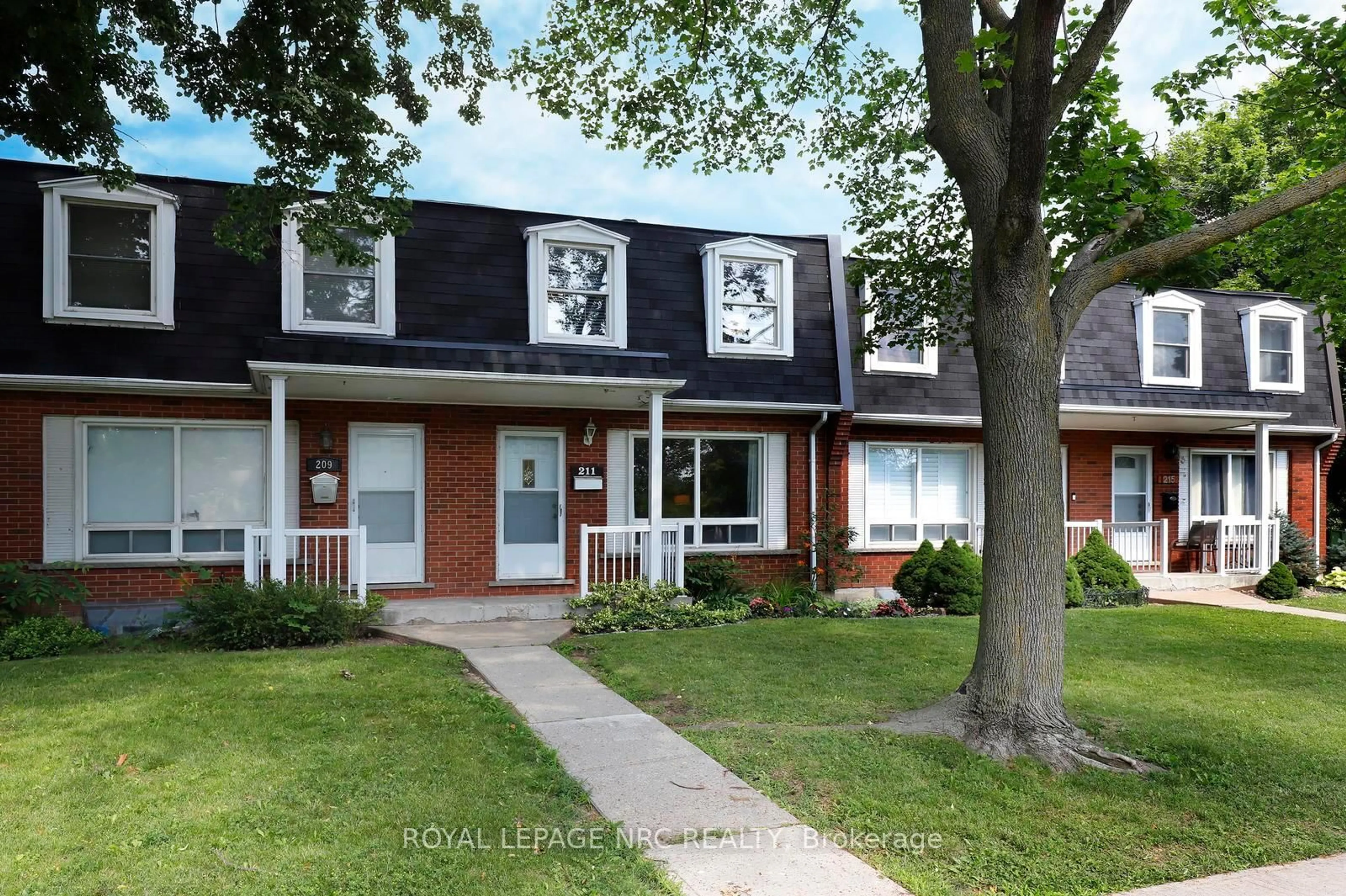 Home with brick exterior material, street for 211 Lake Ave #6, Hamilton Ontario L8E 1L5
