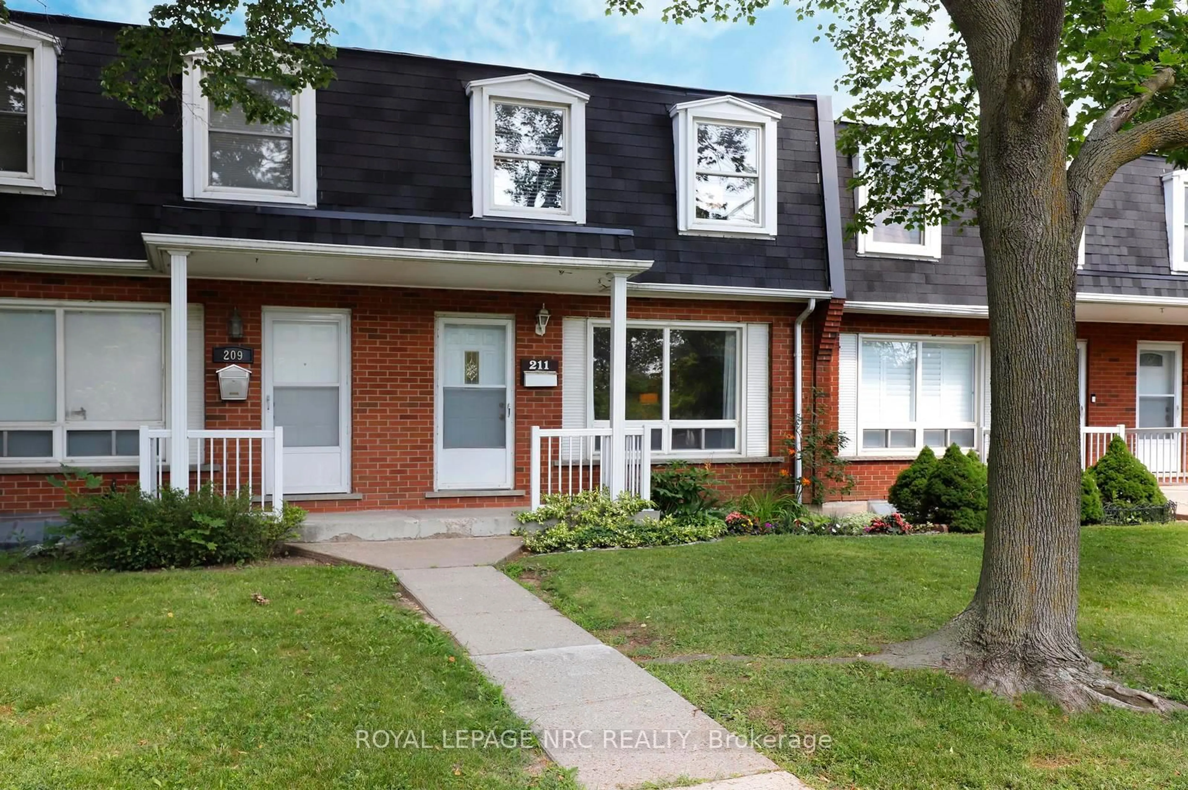 Home with brick exterior material, street for 211 Lake Ave #6, Hamilton Ontario L8E 1L5