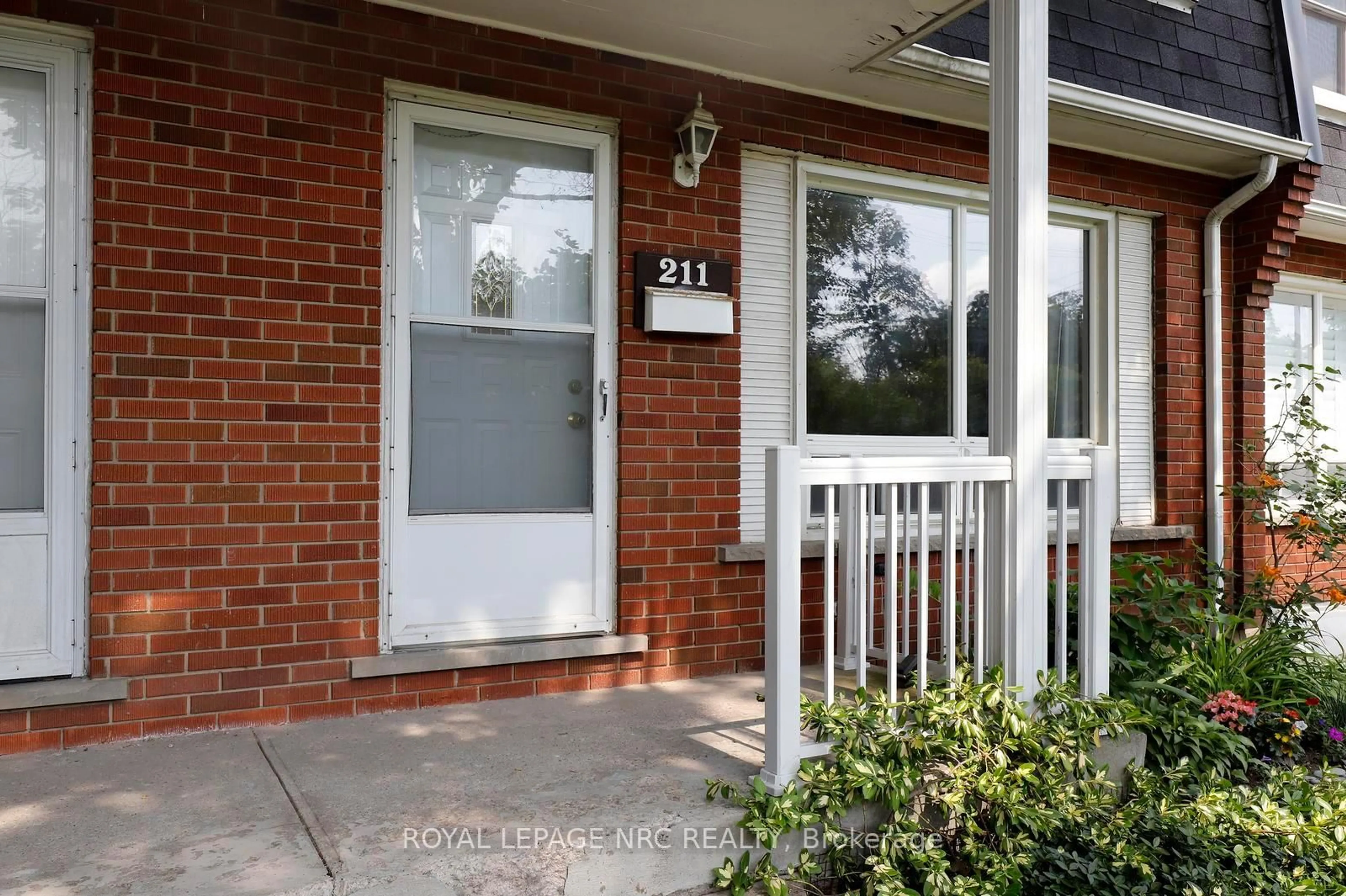 Home with brick exterior material, street for 211 Lake Ave #6, Hamilton Ontario L8E 1L5