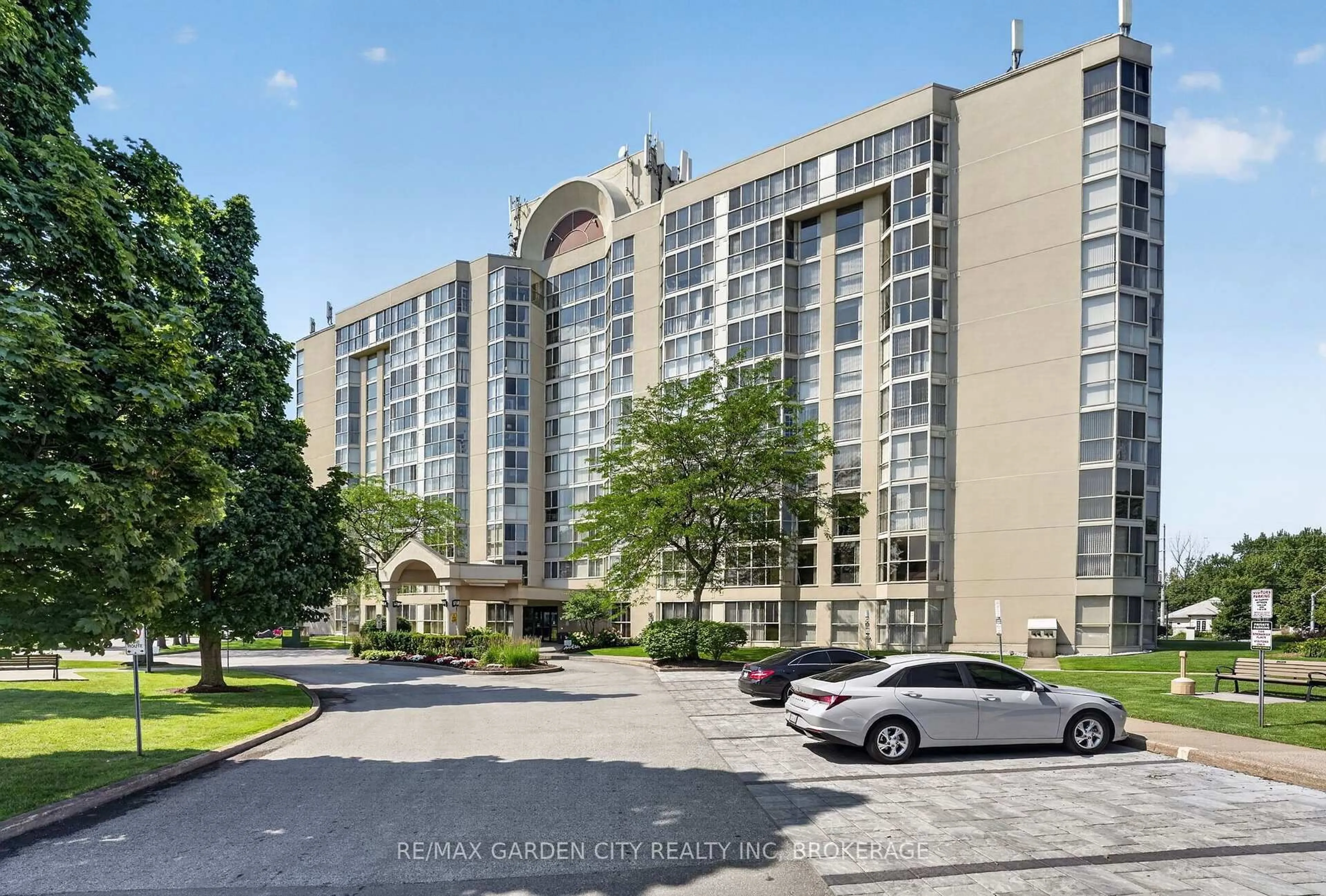Indoor foyer for 162 Martindale Rd #704, St. Catharines Ontario L2S 3S4