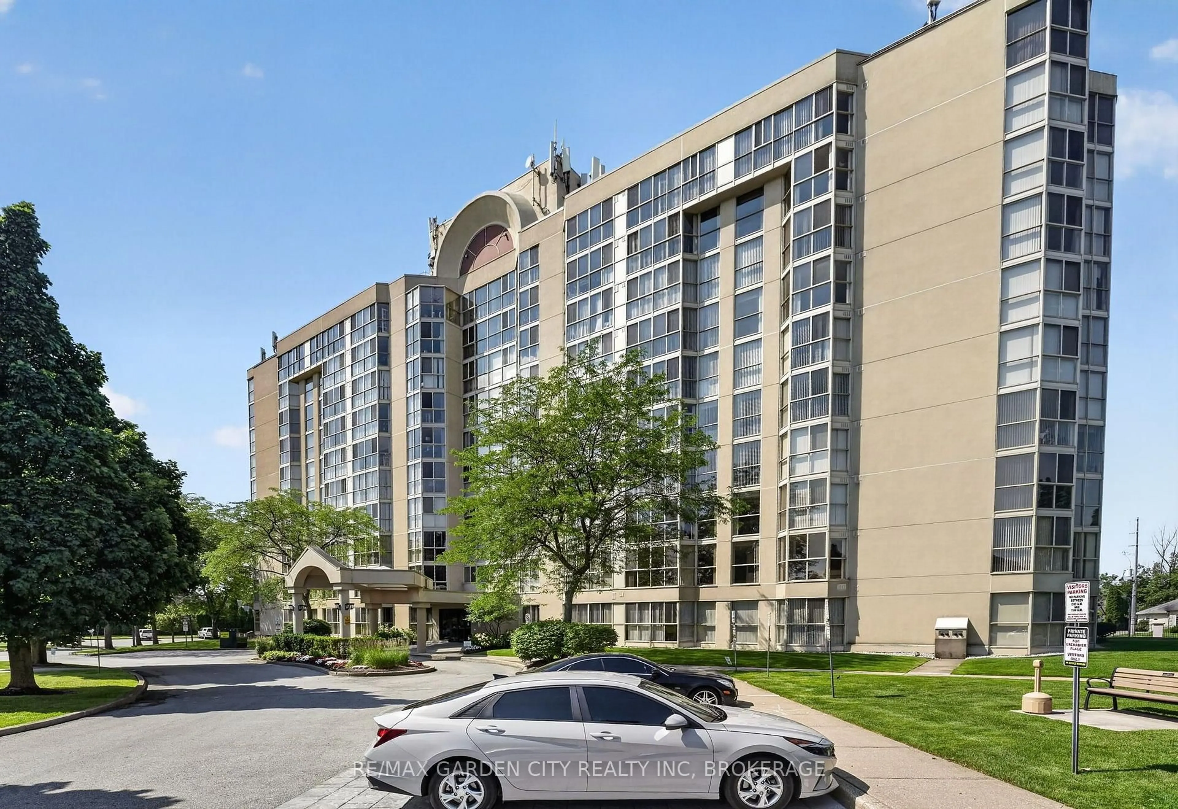 Indoor foyer for 162 Martindale Rd #704, St. Catharines Ontario L2S 3S4