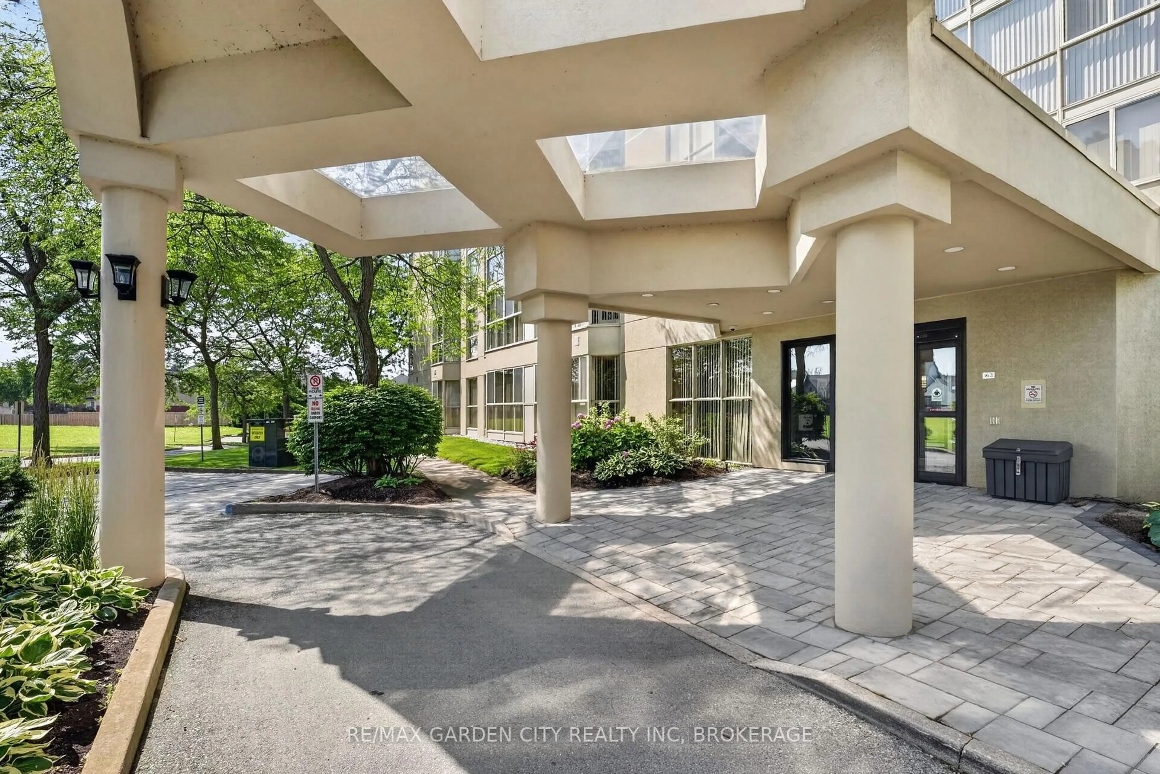 Indoor foyer for 162 Martindale Rd #704, St. Catharines Ontario L2S 3S4