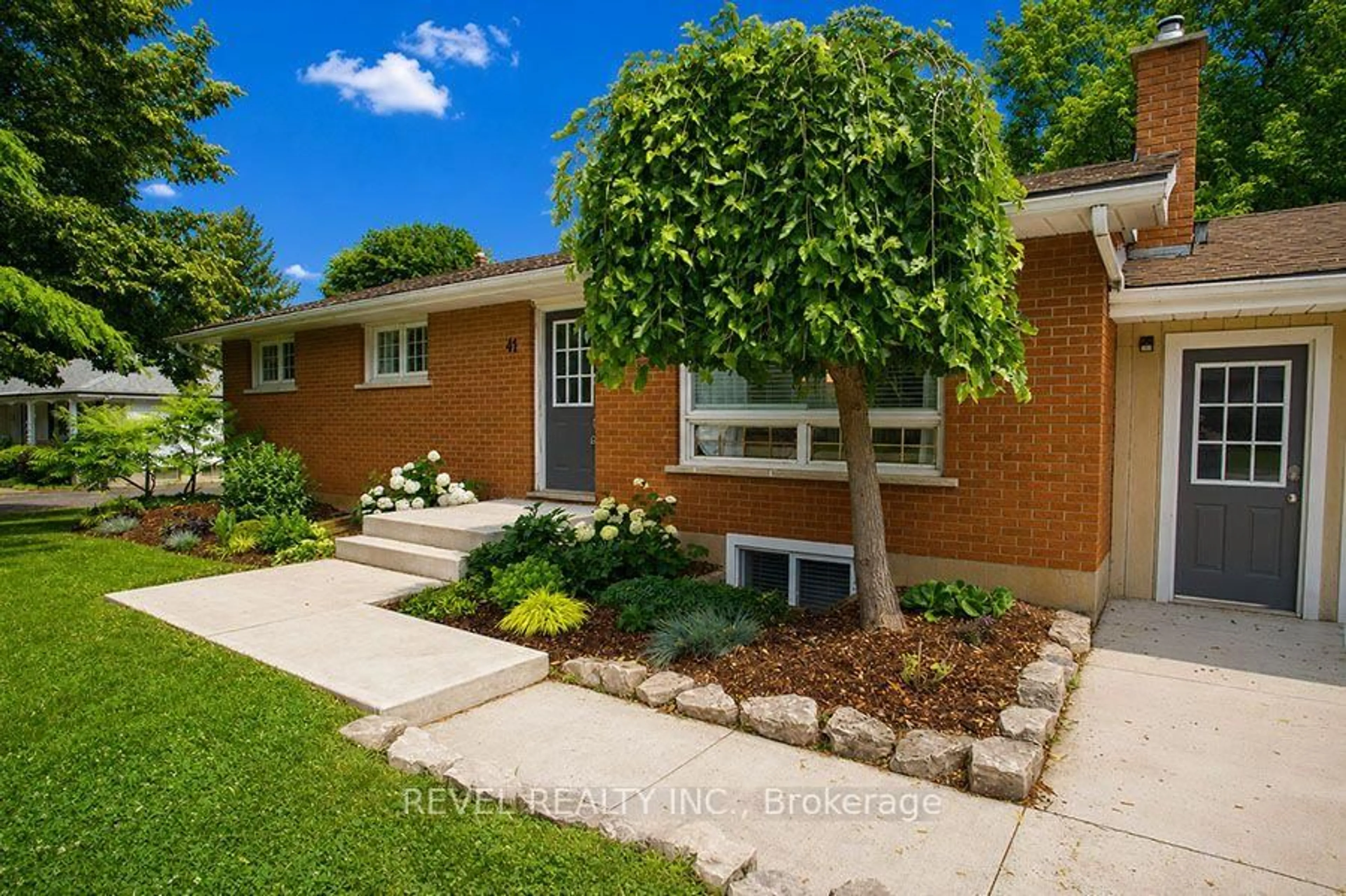 Home with brick exterior material, street for 41 Pinehill Dr, Brantford Ontario N3T 0L1