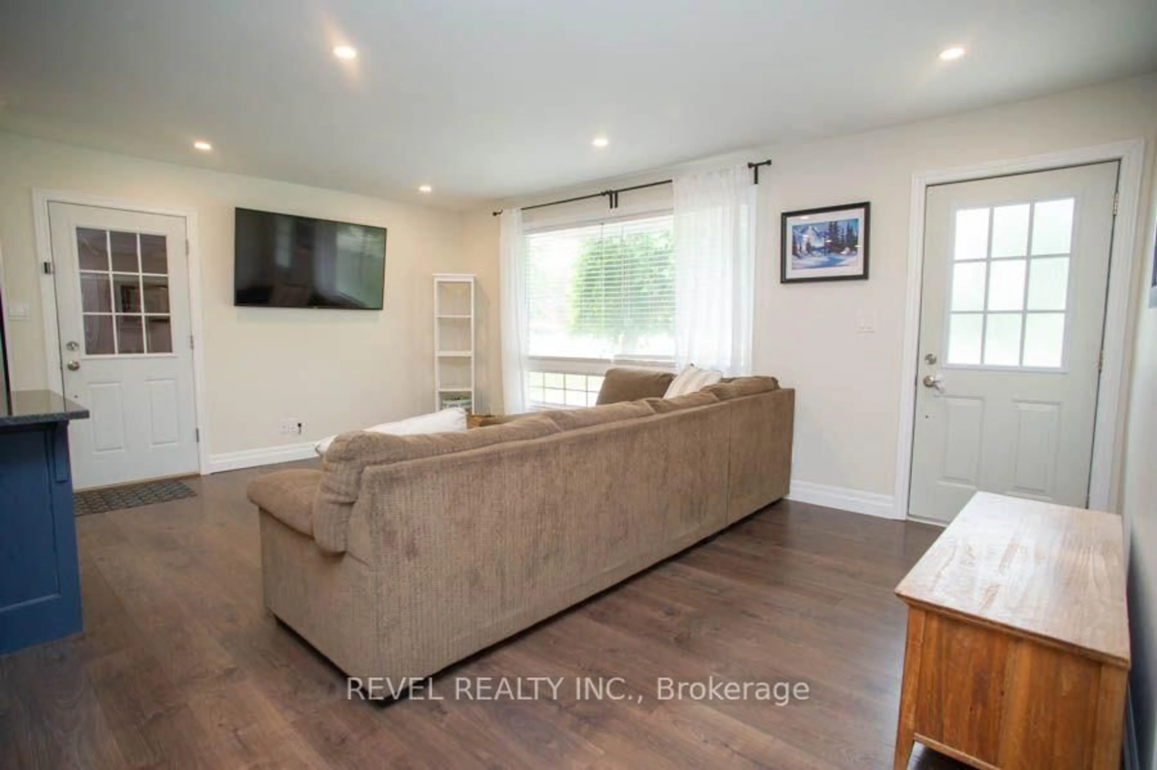 Living room with furniture, wood/laminate floor for 41 Pinehill Dr, Brantford Ontario N3T 0L1