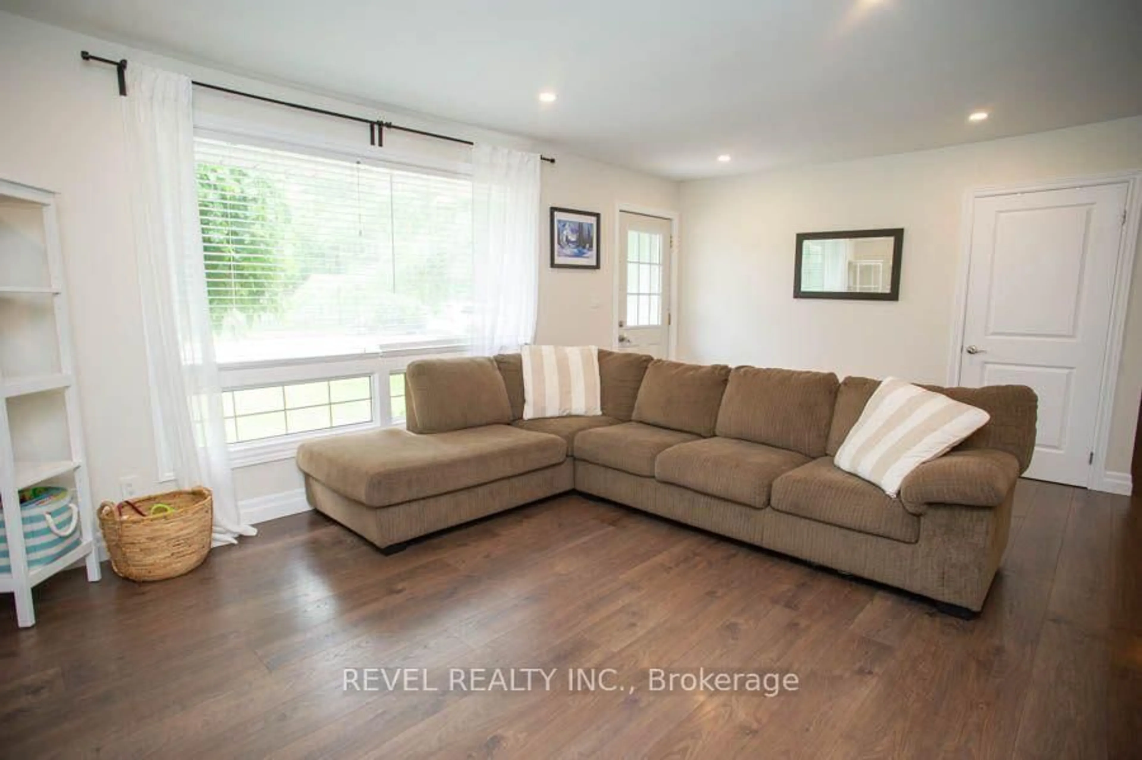 Living room with furniture, wood/laminate floor for 41 Pinehill Dr, Brantford Ontario N3T 0L1