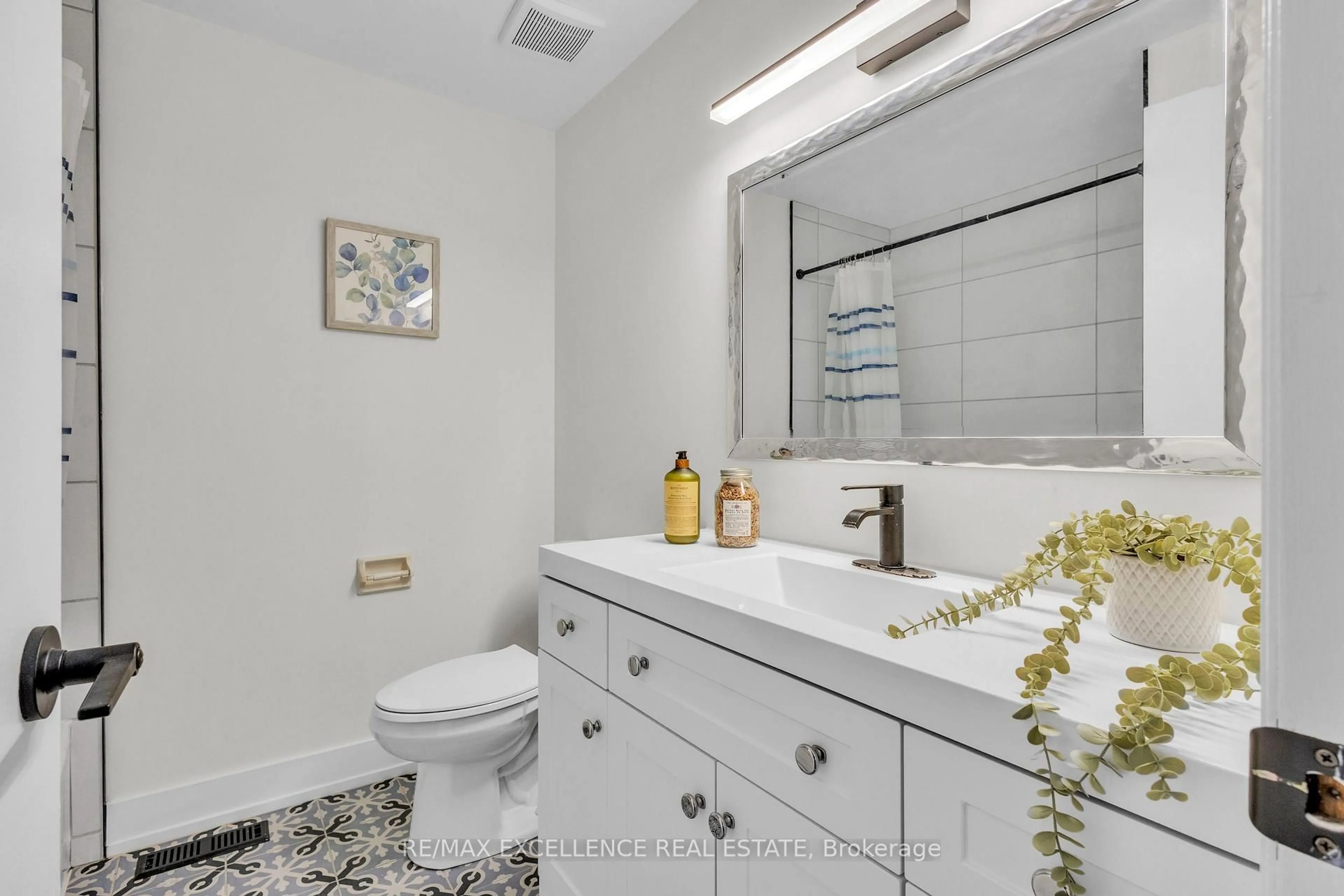 Contemporary bathroom, ceramic/tile floor for 127 Acorn Cres, London North Ontario N6G 3V4