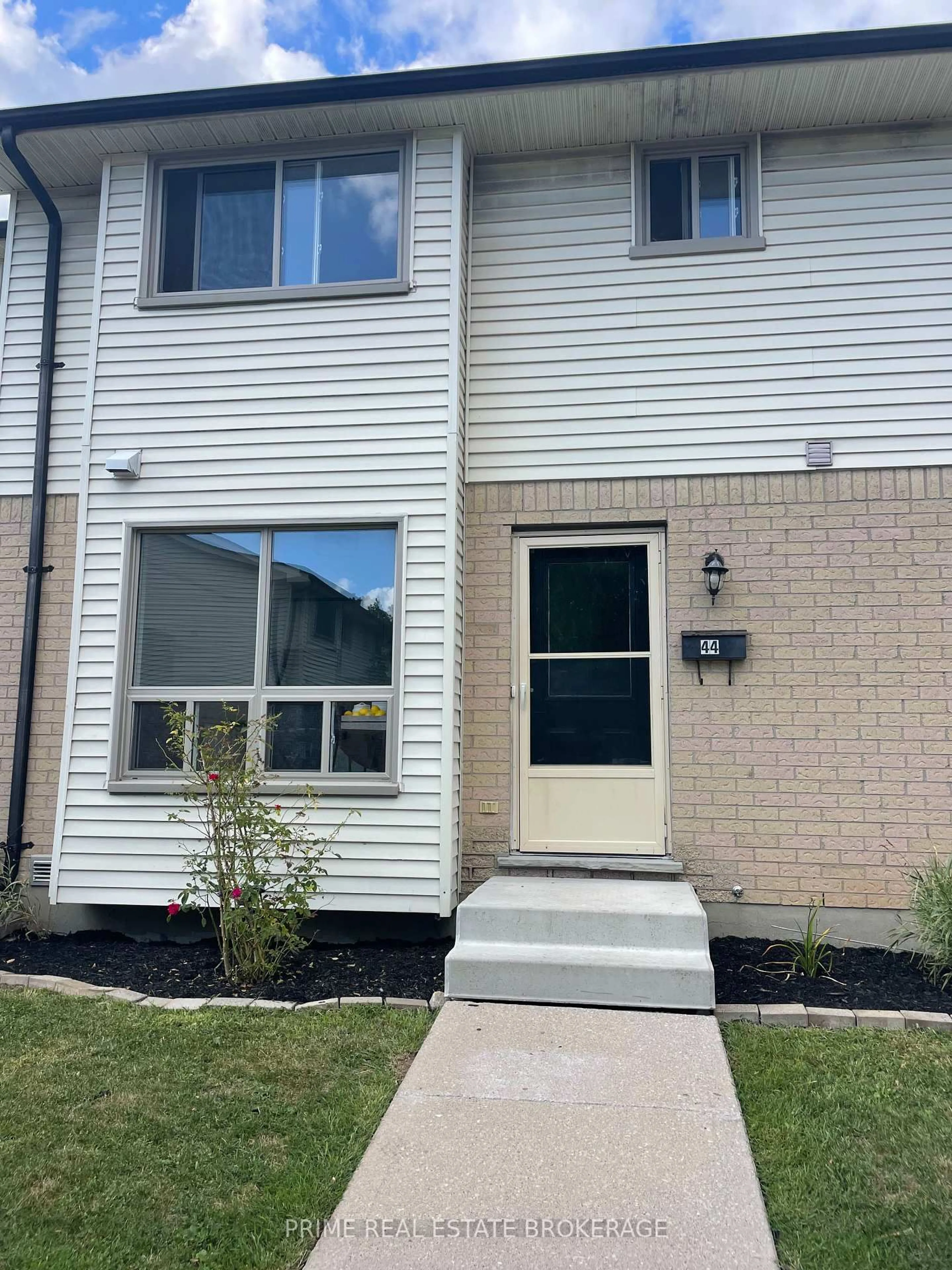 Home with vinyl exterior material, street for 355 Sandringham Cres #44, London South Ontario N6C 5K3