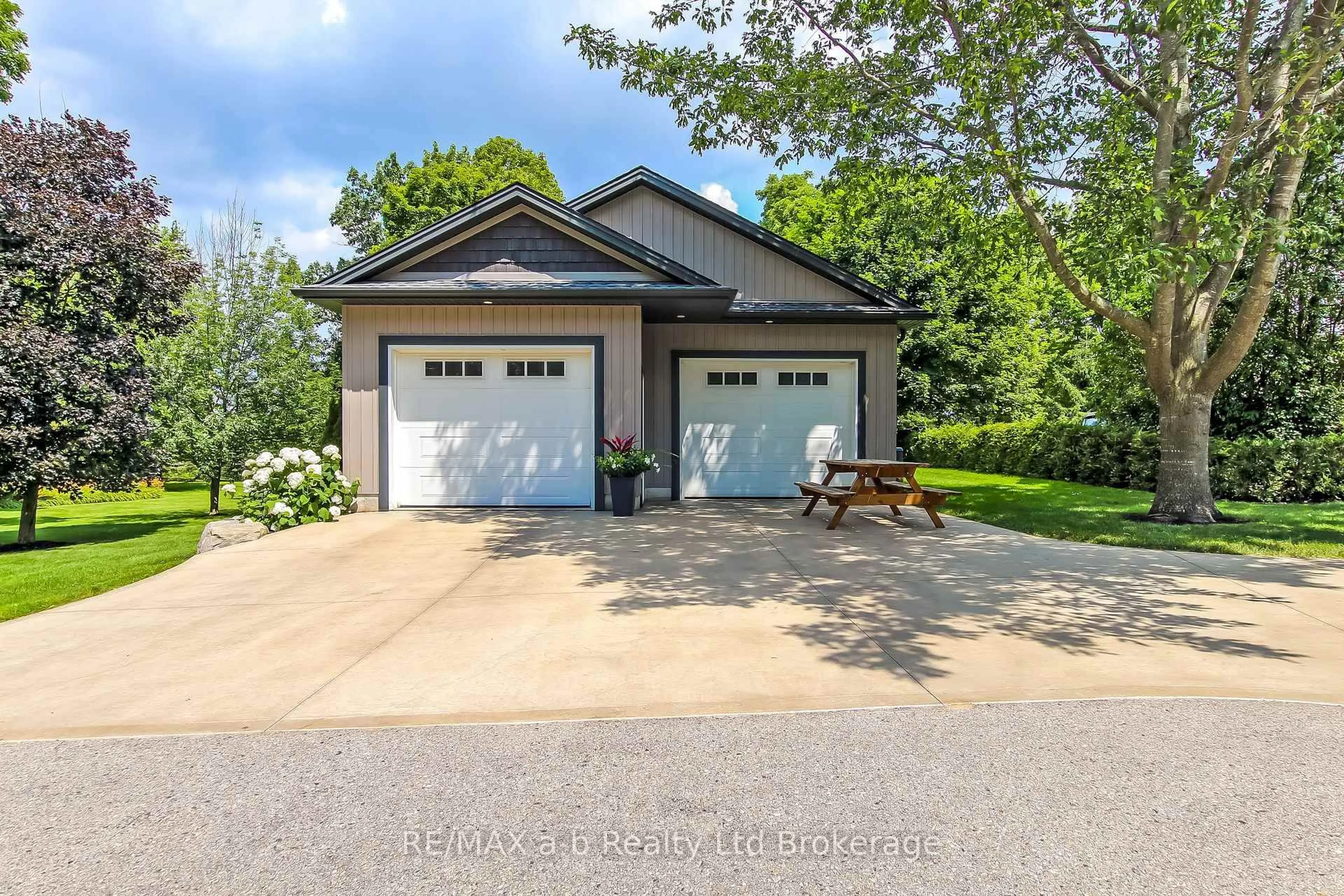 Indoor garage for 325840 Norwich Rd, Norwich Ontario N0J 1P0