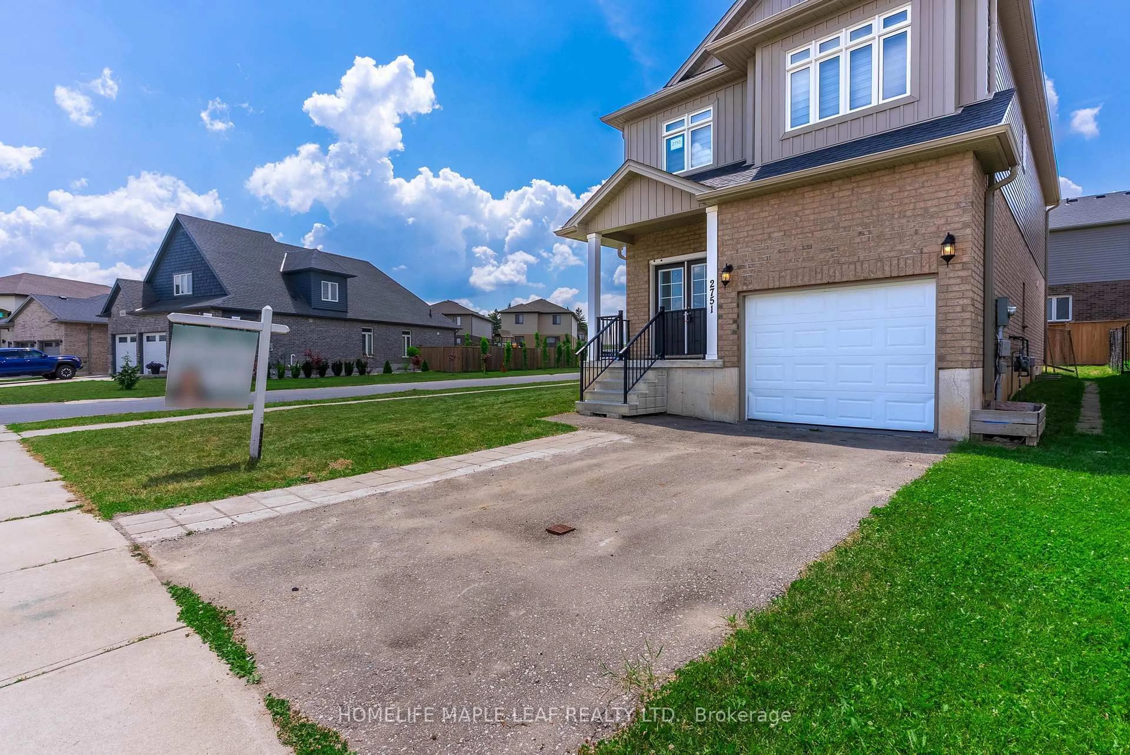 A pic from outside/outdoor area/front of a property/back of a property/a pic from drone, street for 2751 Oriole Dr, London South Ontario N6M 0G6