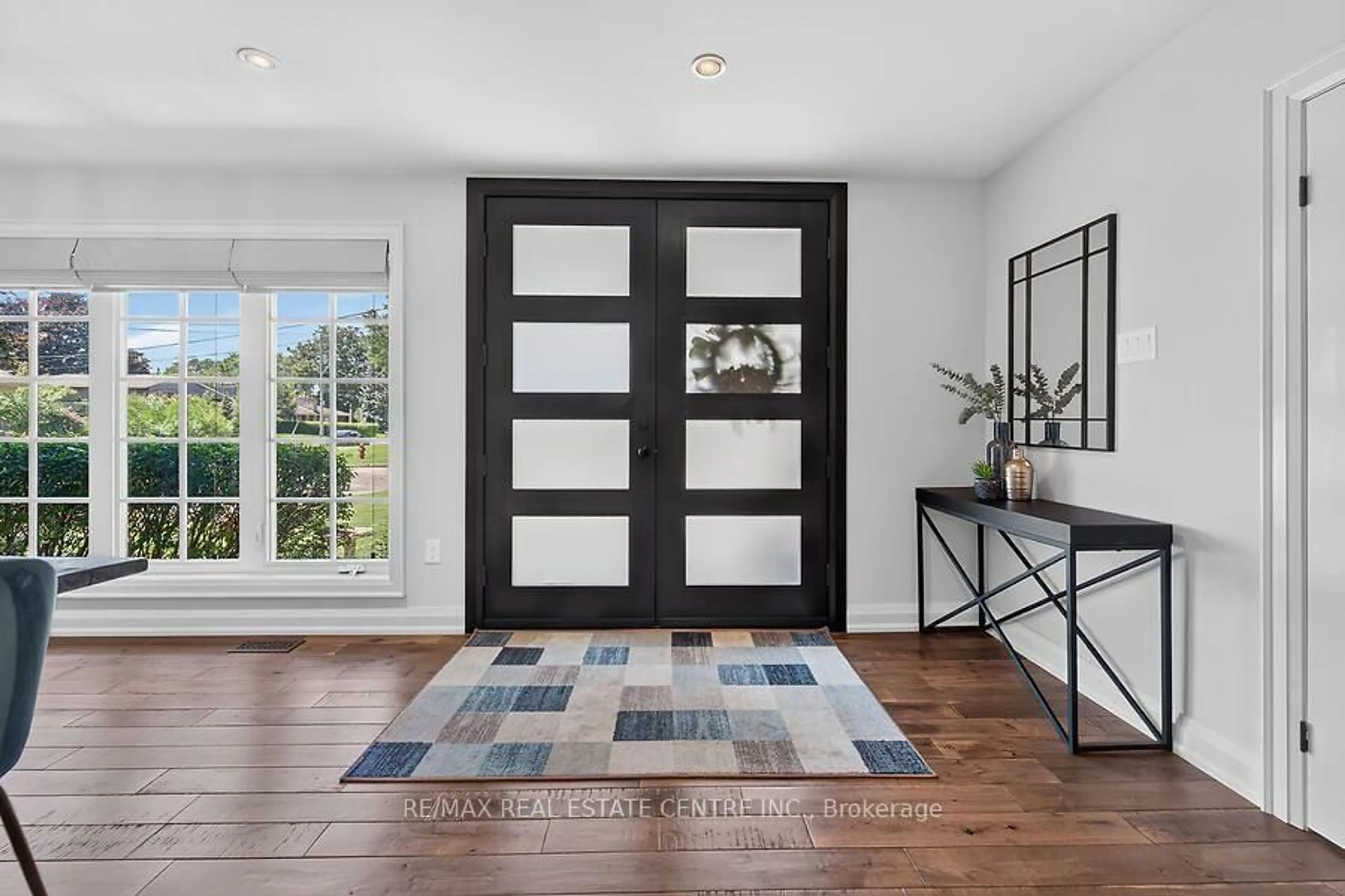 Indoor entryway for 26 Freeland Crt, Hamilton Ontario L8S 3R5