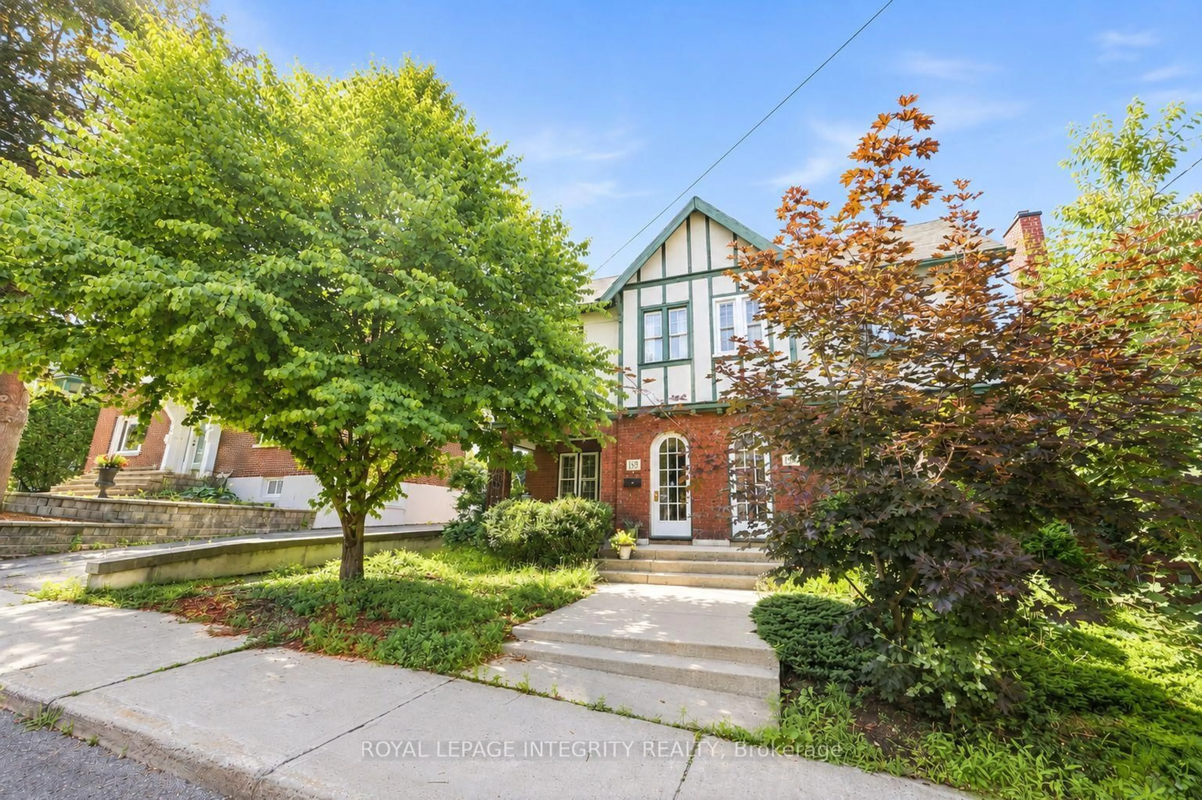 A pic from outside/outdoor area/front of a property/back of a property/a pic from drone, street for 159 Hawthorne Ave, Ottawa Ontario K1S 0B2