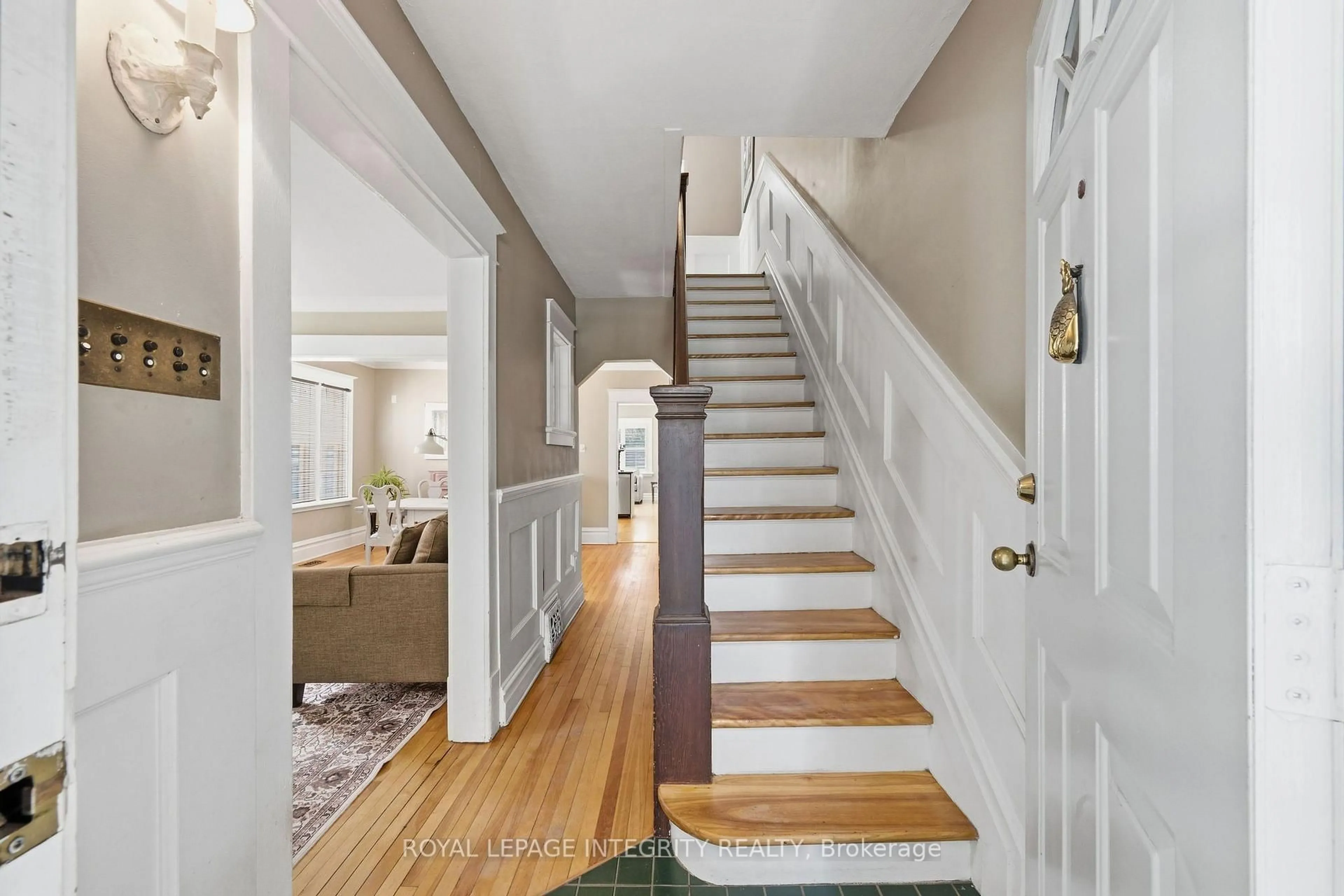 Indoor entryway for 159 Hawthorne Ave, Ottawa Ontario K1S 0B2