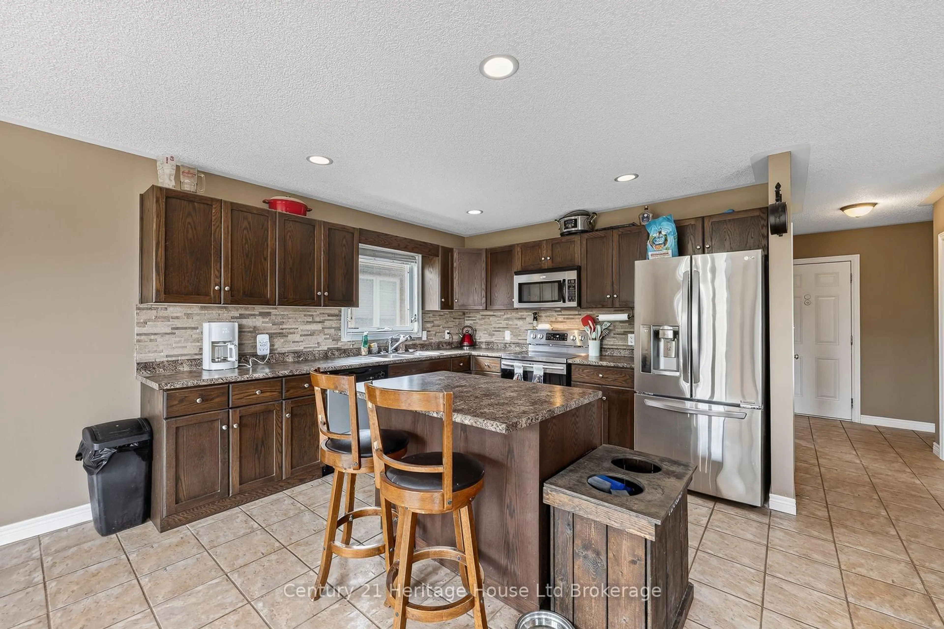 Open concept kitchen, ceramic/tile floor for 644 Hummingbird Cres, Woodstock Ontario N4T 0B3