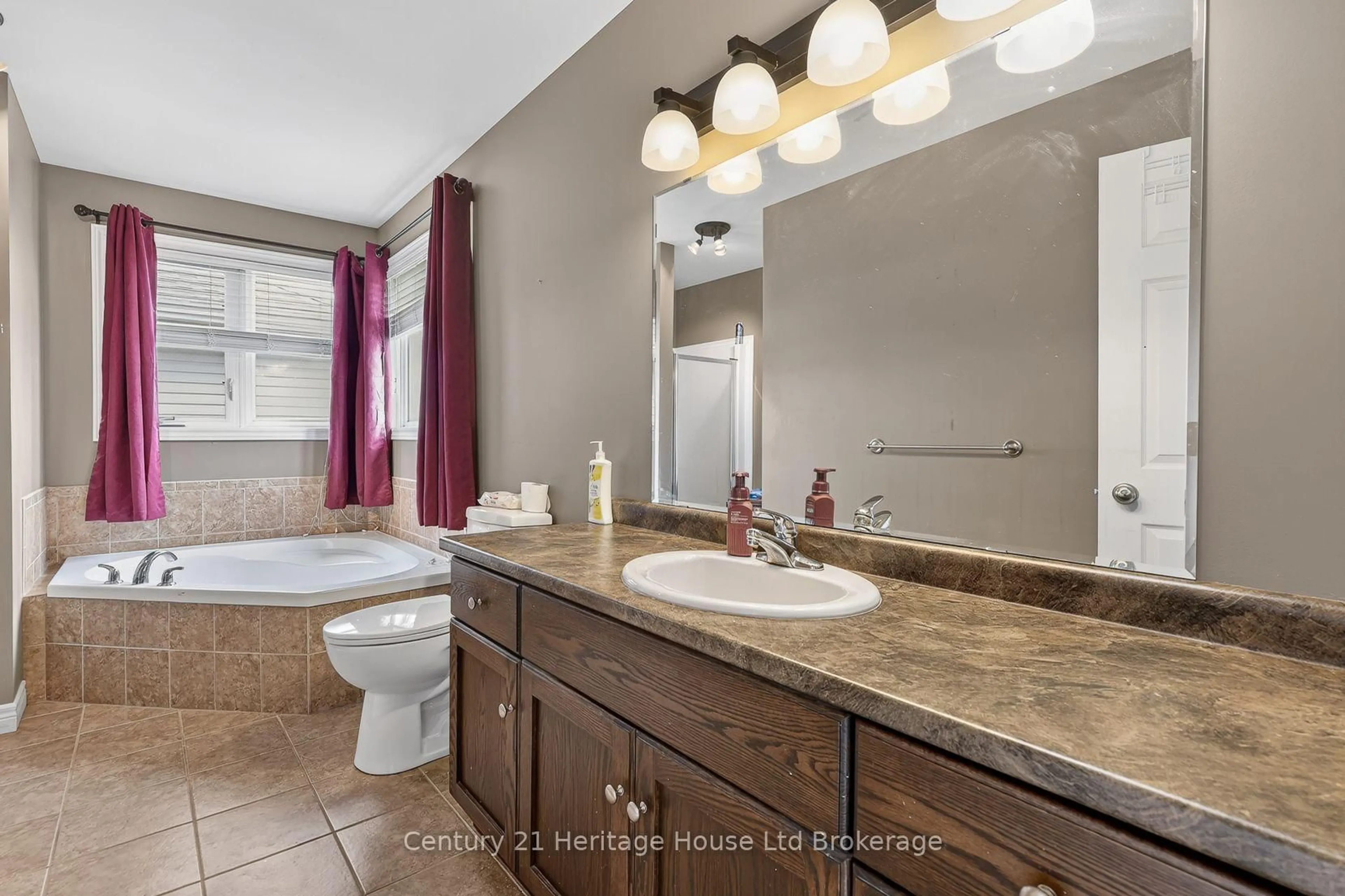 Standard bathroom, ceramic/tile floor for 644 Hummingbird Cres, Woodstock Ontario N4T 0B3