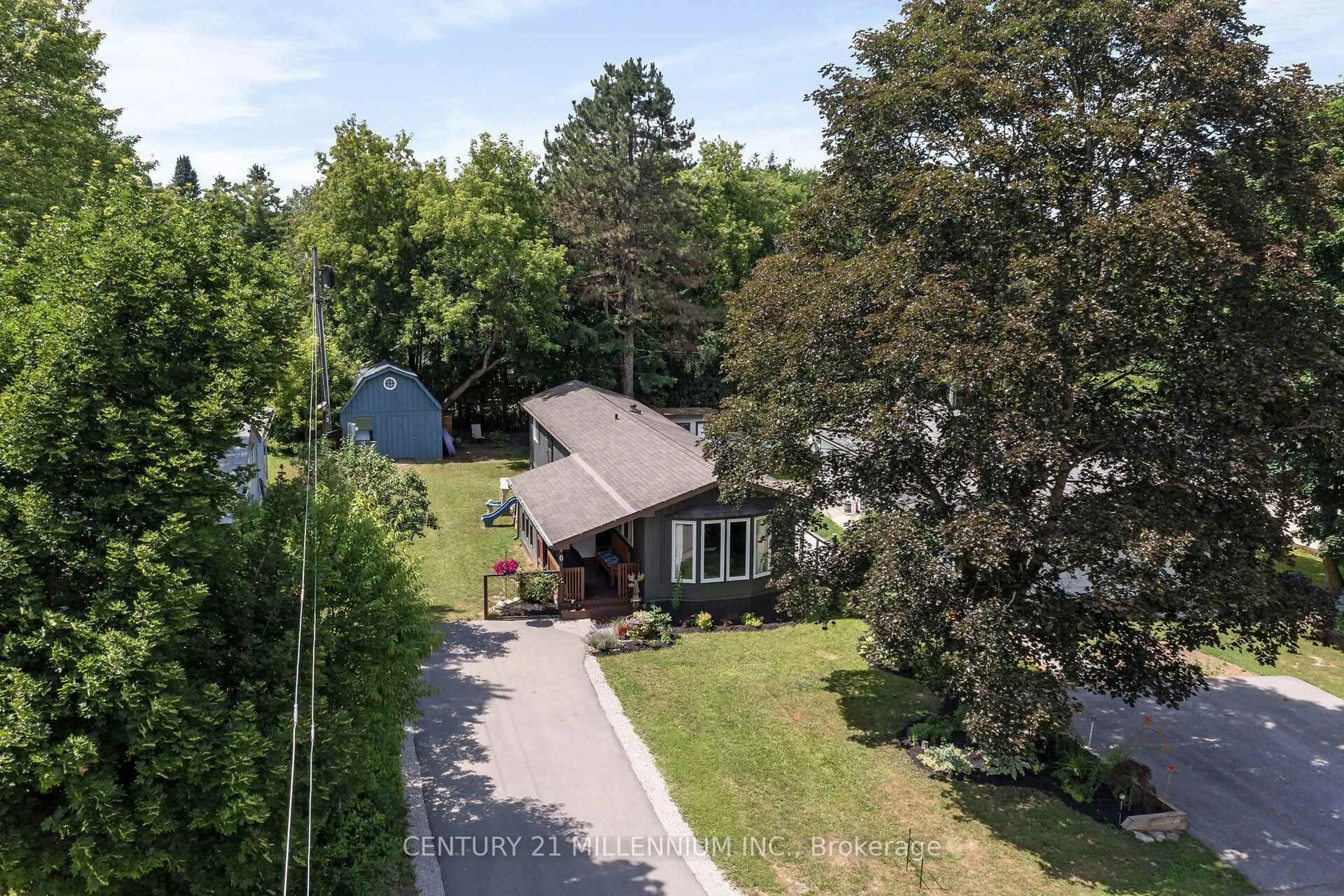 A pic from outside/outdoor area/front of a property/back of a property/a pic from drone, unknown for 10 Park Blvd, Erin Ontario N0B 1T0
