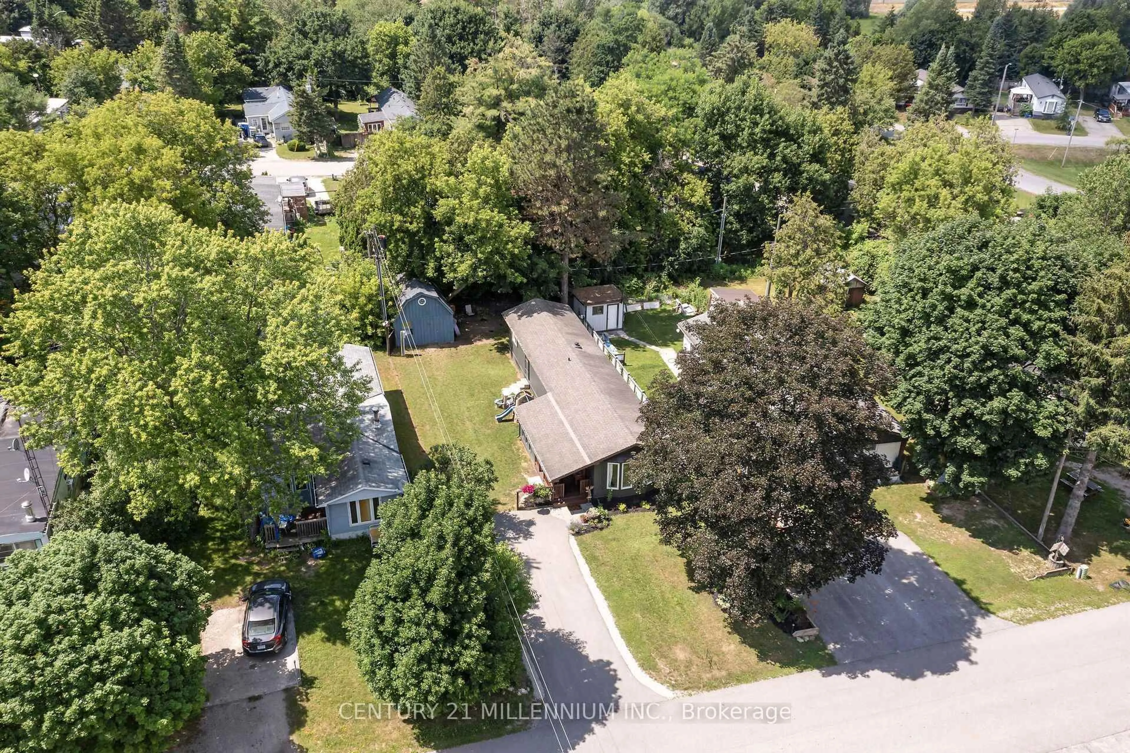 A pic from outside/outdoor area/front of a property/back of a property/a pic from drone, street for 10 Park Blvd, Erin Ontario N0B 1T0