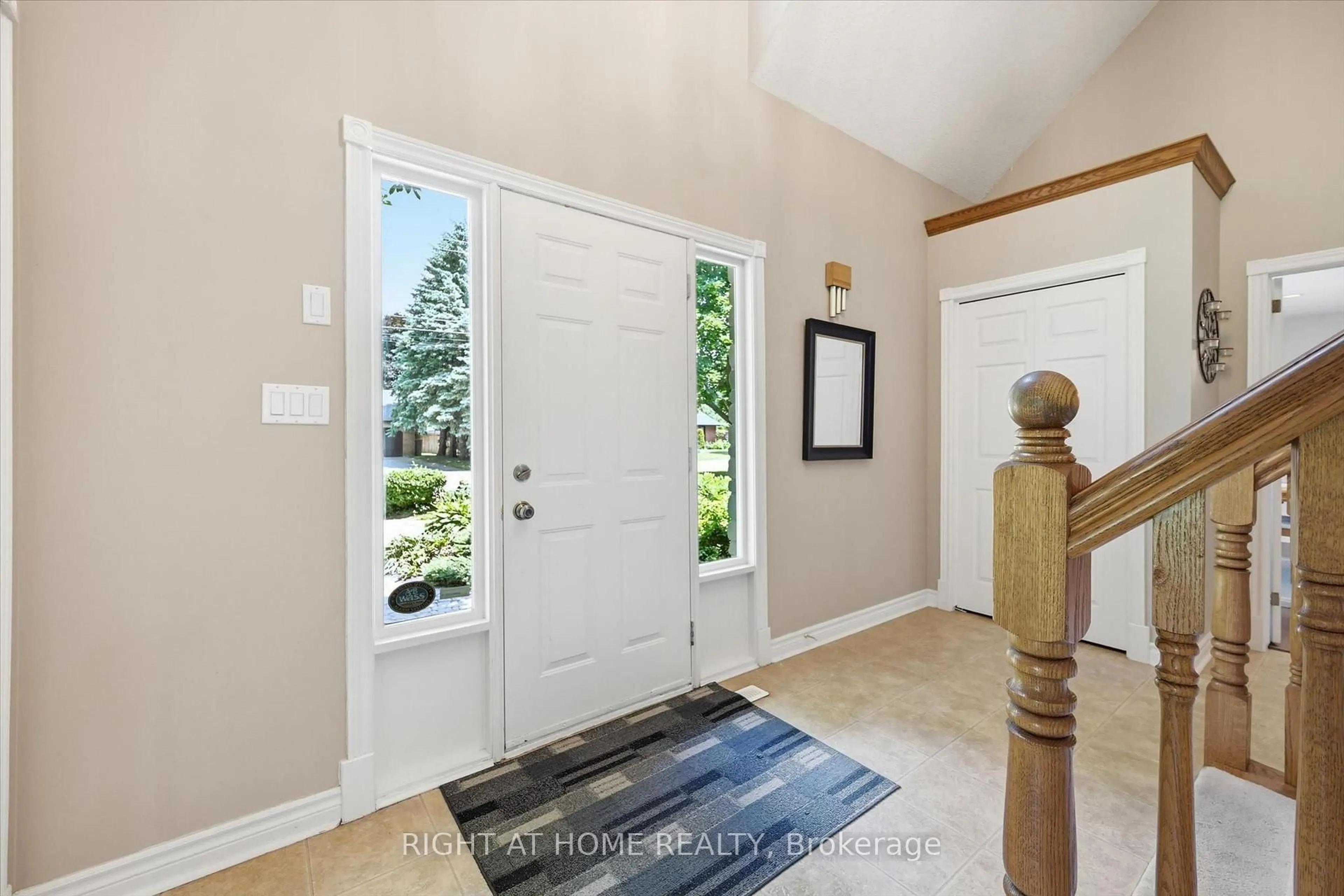 Indoor entryway for 1 Idared Rd, Hamilton Ontario L0R 1H3