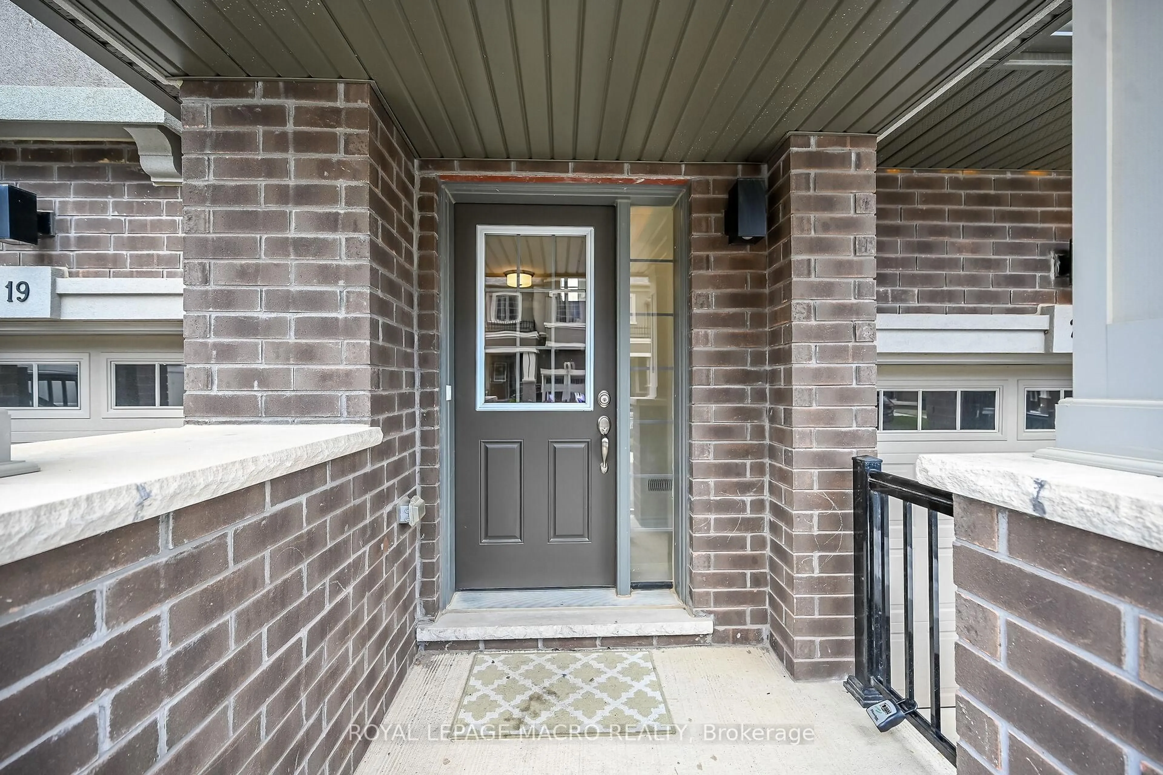 Indoor entryway for 620 Colborne St #19, Brantford Ontario N3T 6L5
