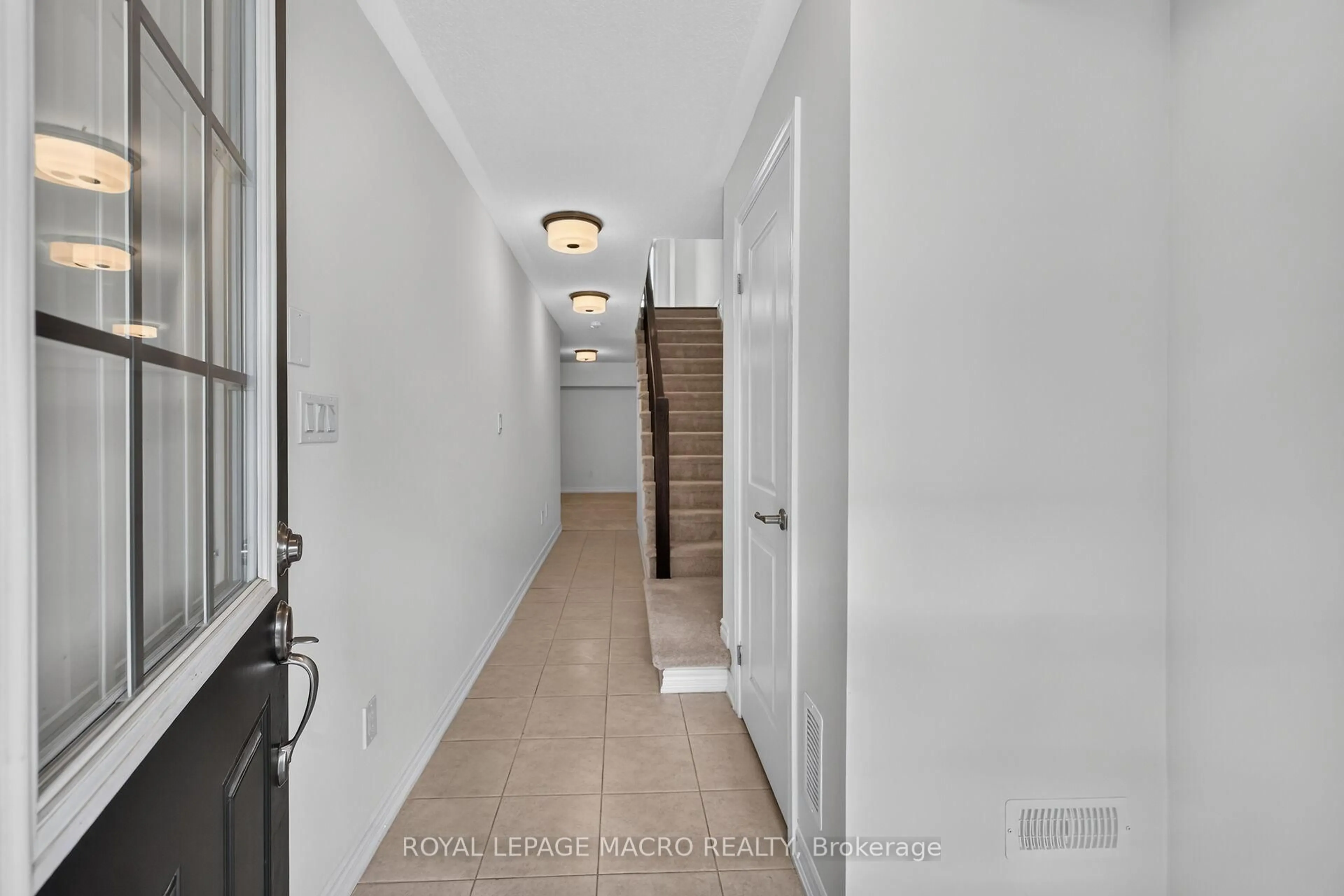 Indoor entryway for 620 Colborne St #19, Brantford Ontario N3T 6L5