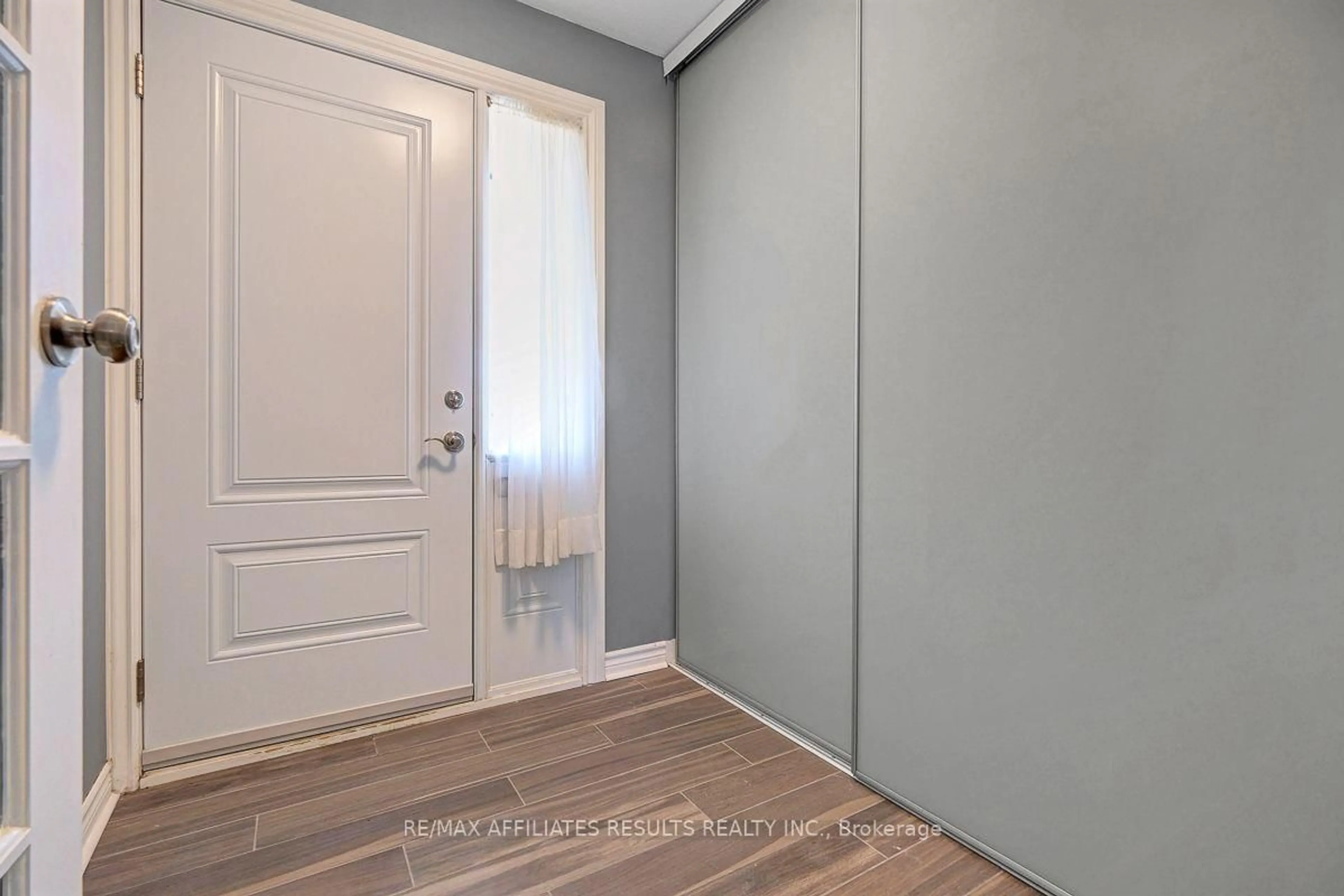 Indoor entryway for 73 McClintock Way #94, Kanata Ontario K2L 2A3