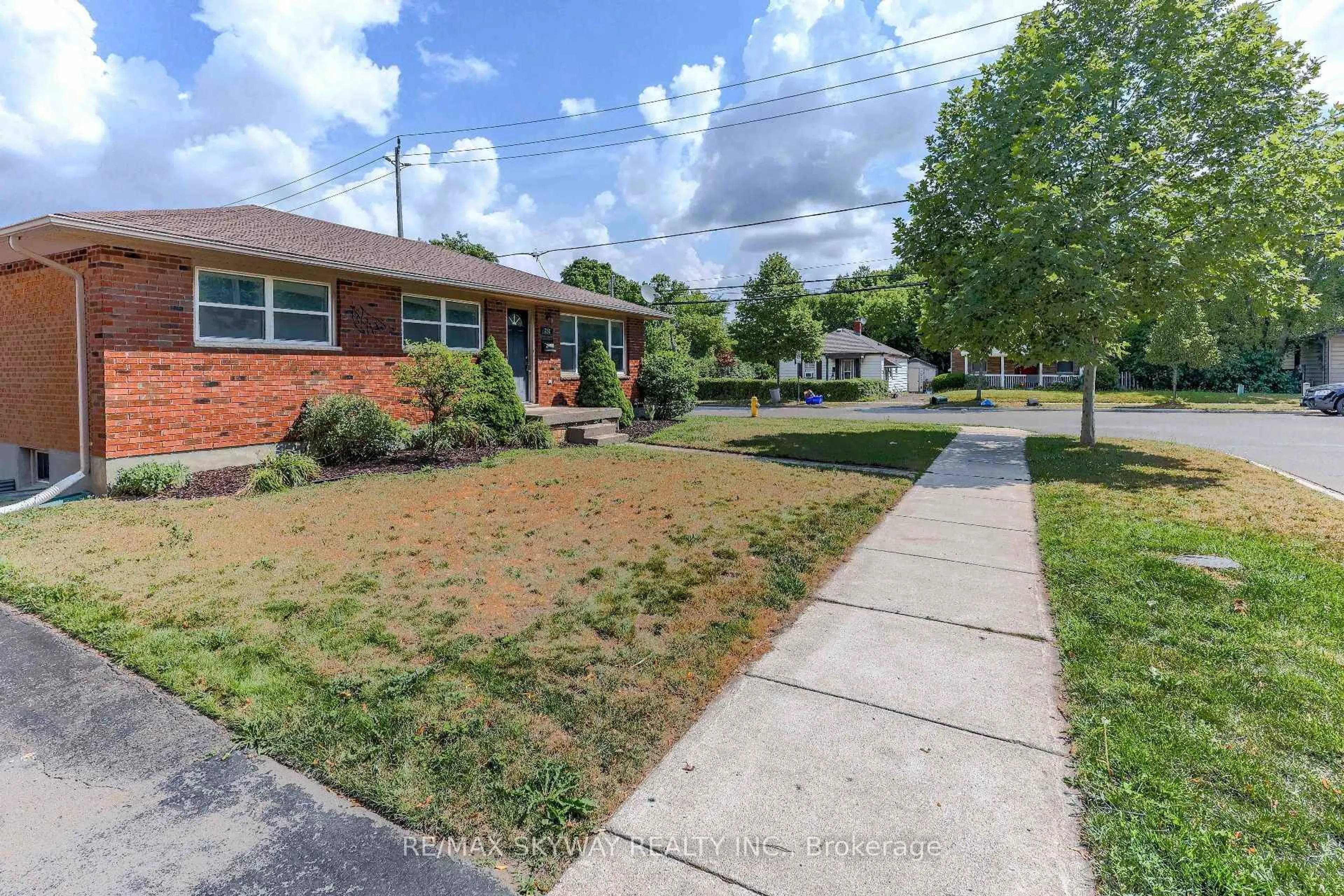 A pic from outside/outdoor area/front of a property/back of a property/a pic from drone, street for 724 BRANT St, London East Ontario N5Y 3N1