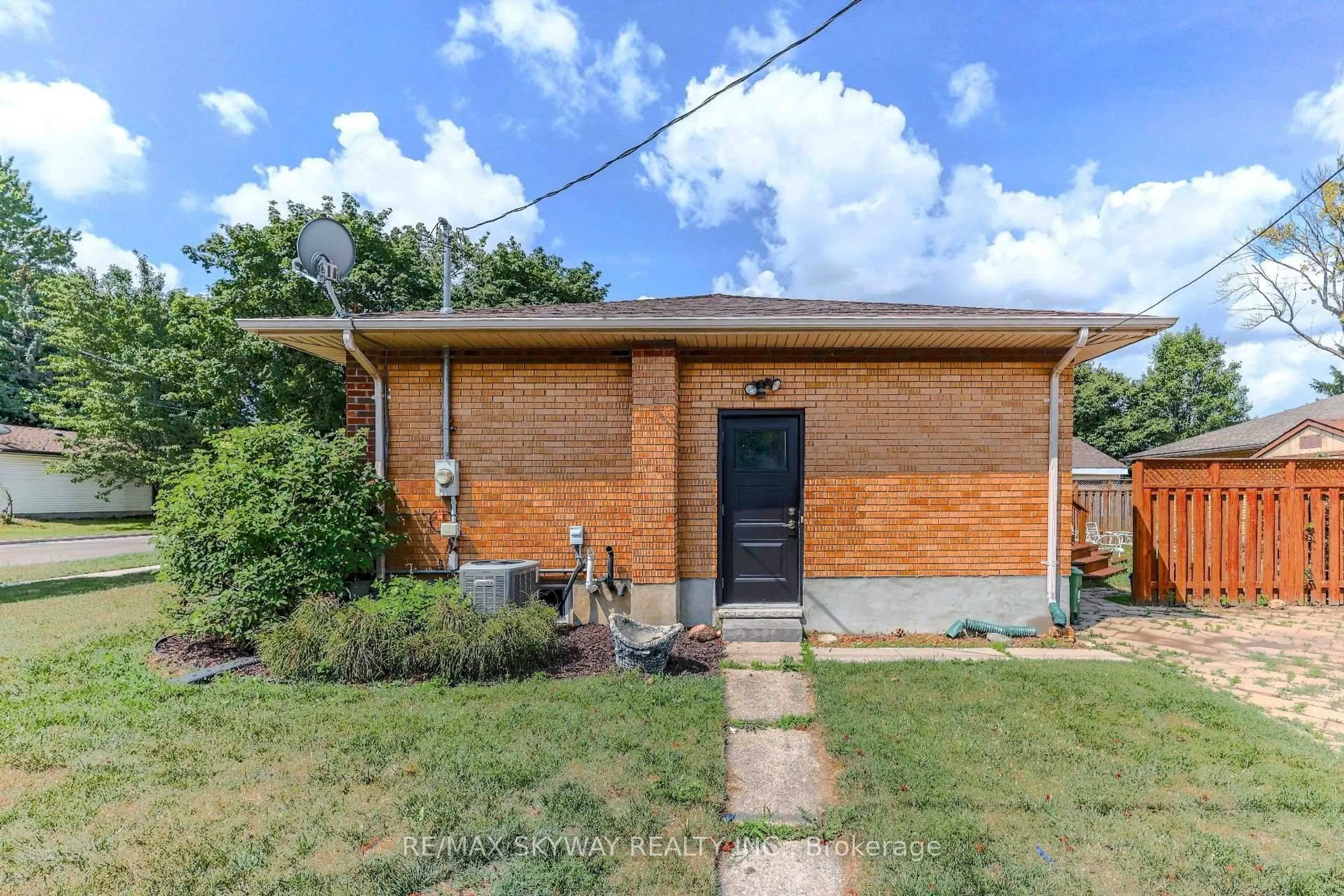 Home with brick exterior material, street for 724 BRANT St, London East Ontario N5Y 3N1