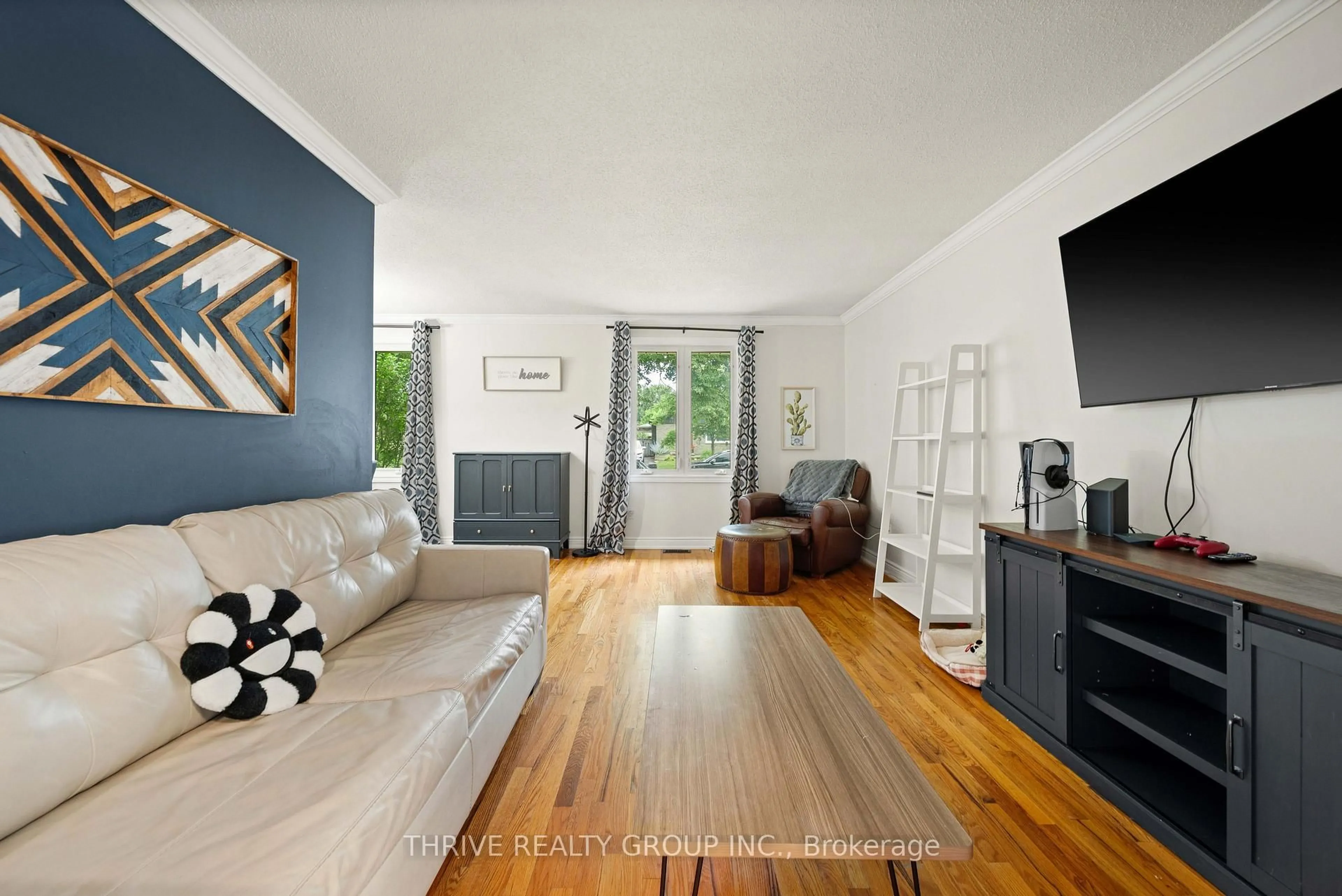 Living room with furniture, wood/laminate floor for 58 HARCROFT Cres, London South Ontario N6C 3A1