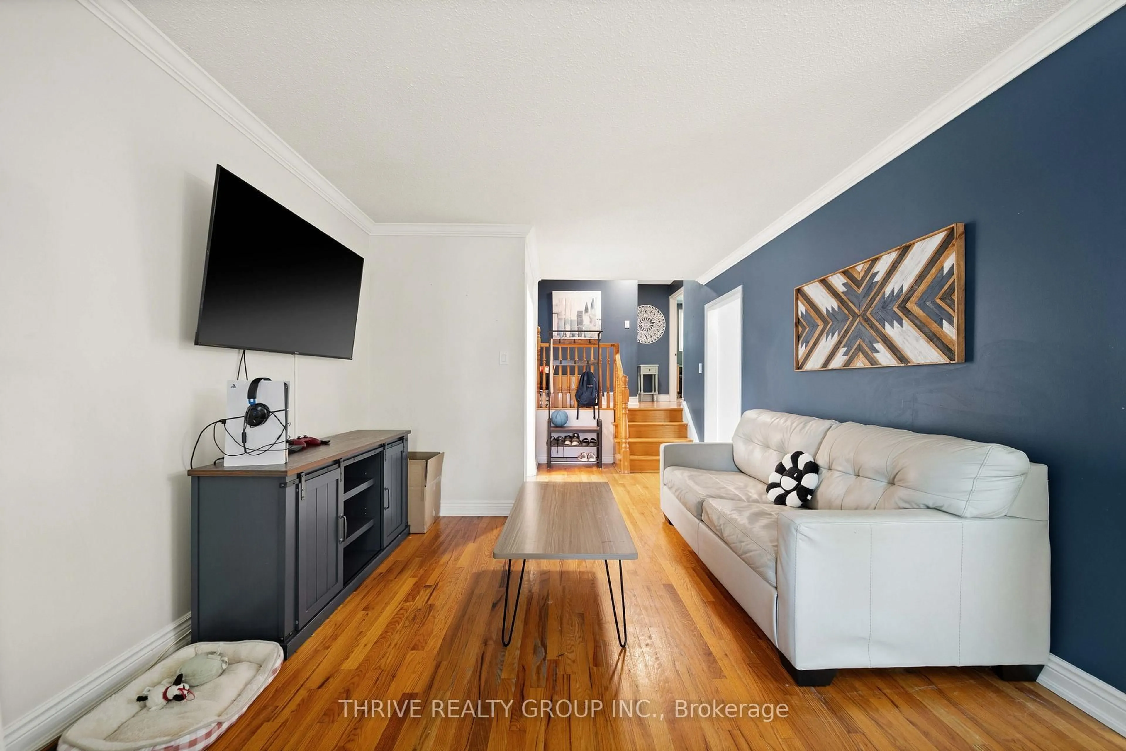 Living room with furniture, wood/laminate floor for 58 HARCROFT Cres, London South Ontario N6C 3A1