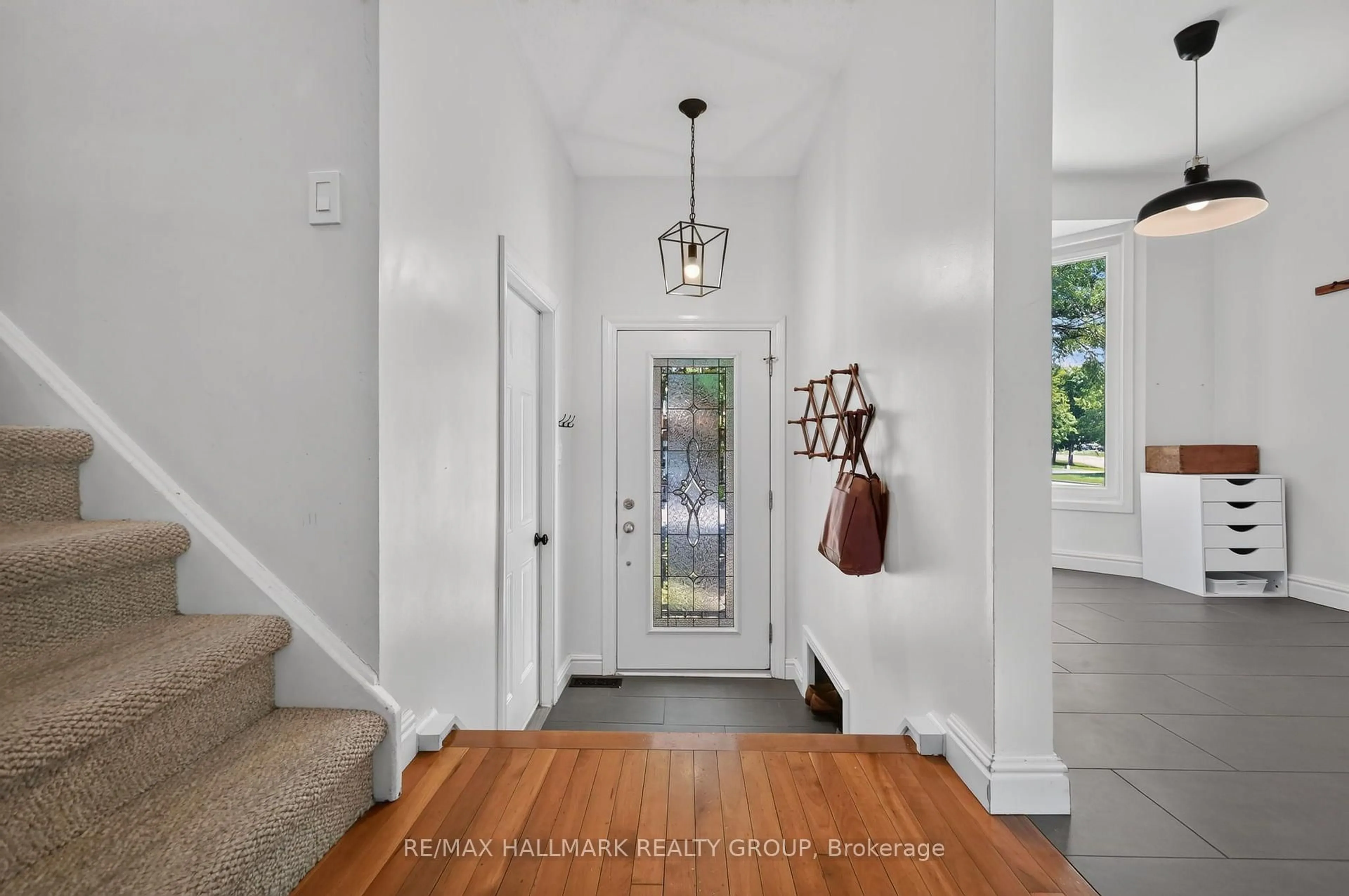 Indoor entryway for 6106 Meadowhill Cres, Orleans Ontario K1C 5R7