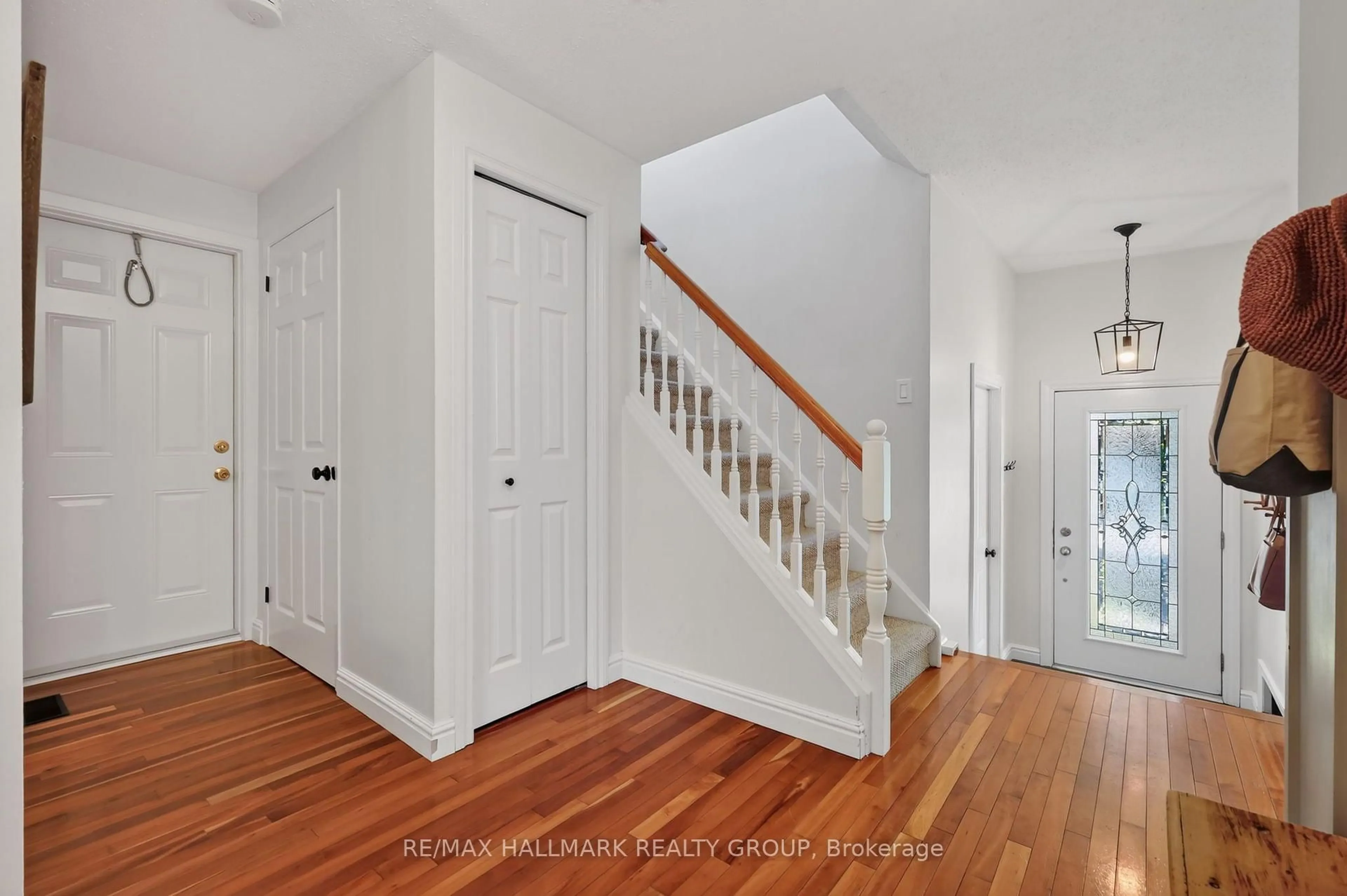Indoor entryway for 6106 Meadowhill Cres, Orleans Ontario K1C 5R7