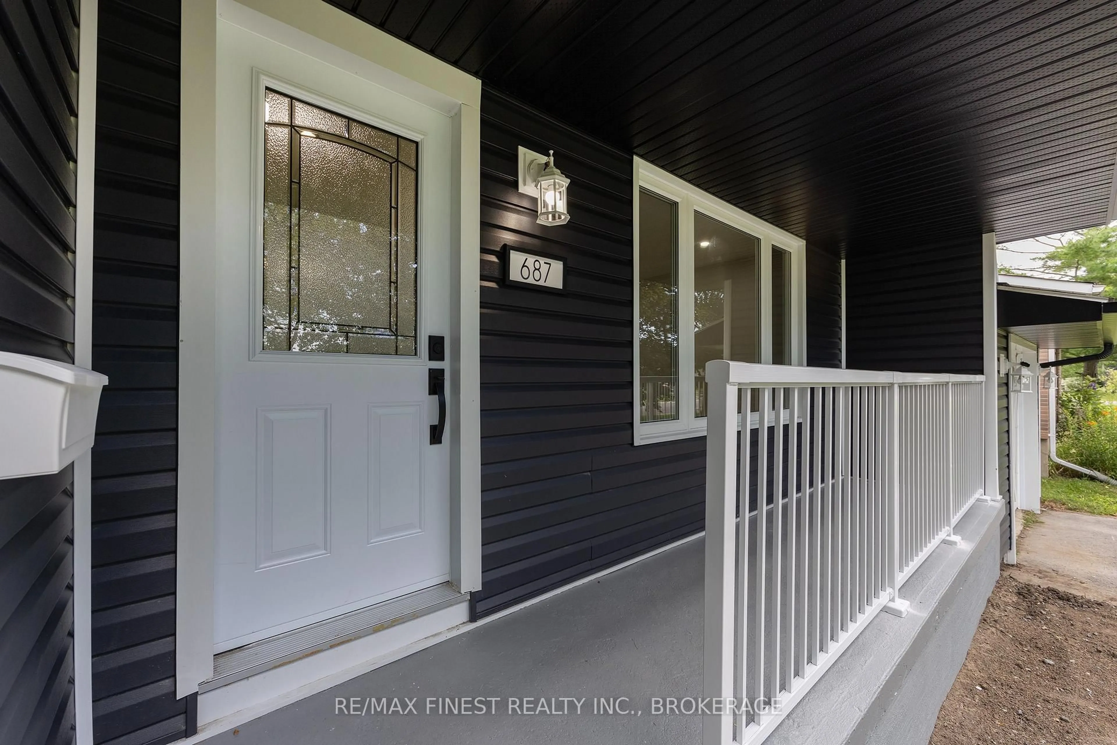 Indoor entryway for 687 Willis St, Kingston Ontario K7M 6J5