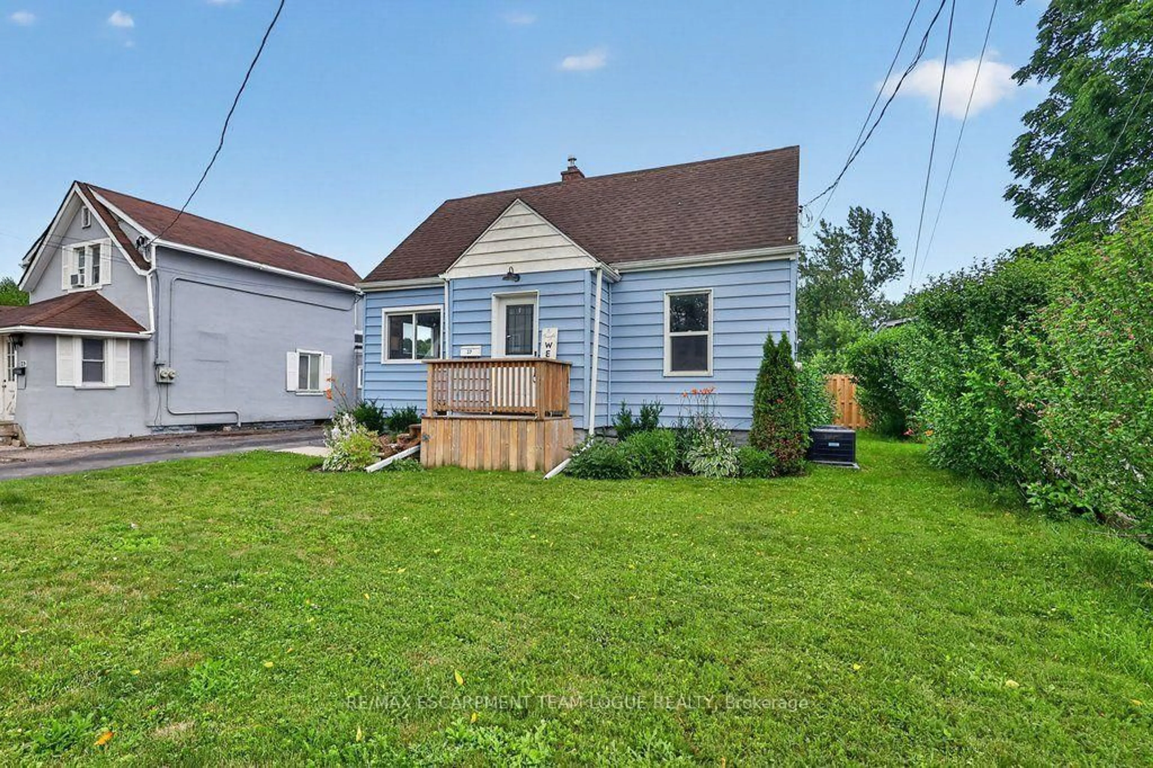 A pic from outside/outdoor area/front of a property/back of a property/a pic from drone, street for 37 THOROLD Rd, Welland Ontario L3C 3T5